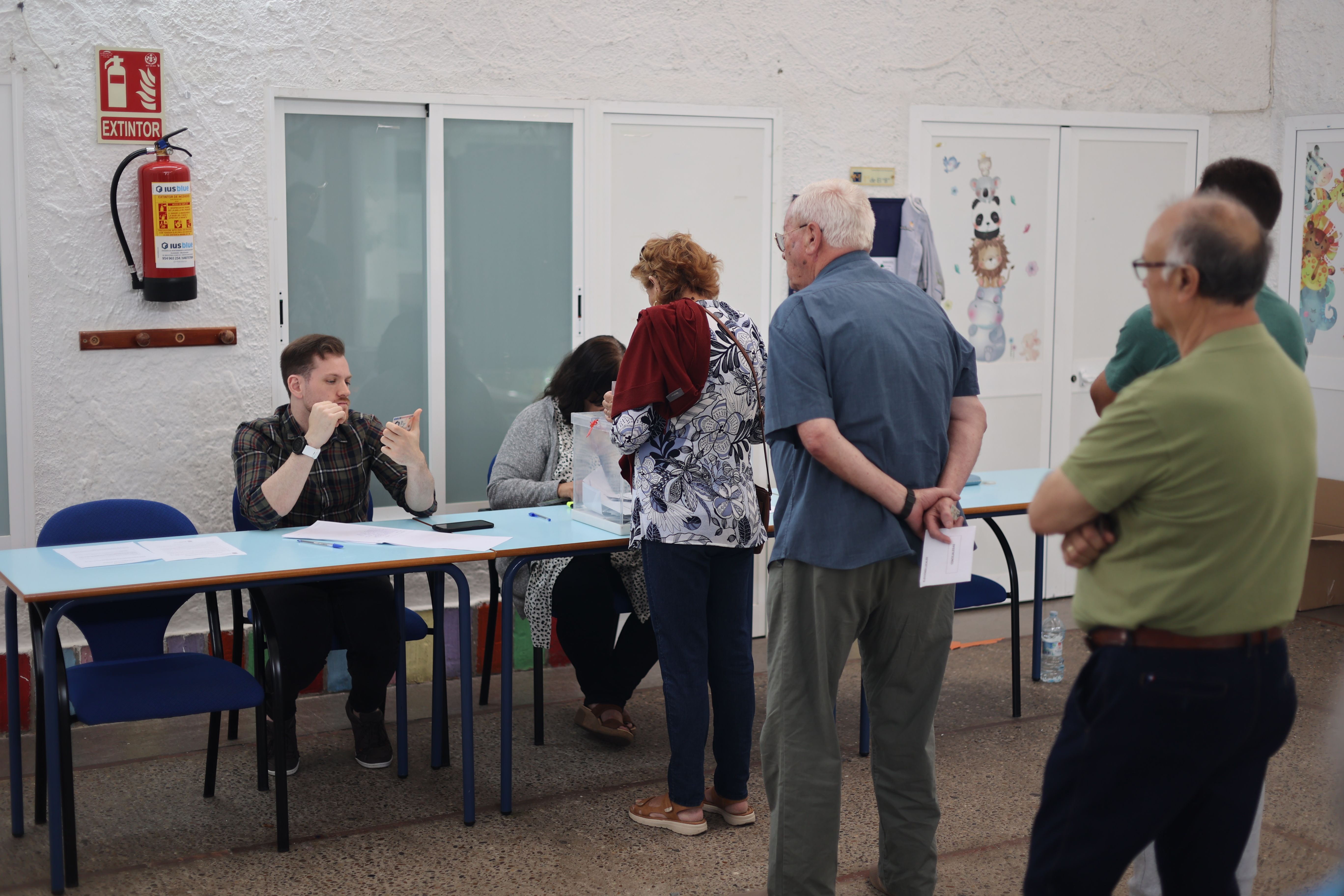 Una mesa electoral de un colegio en Jerez.  