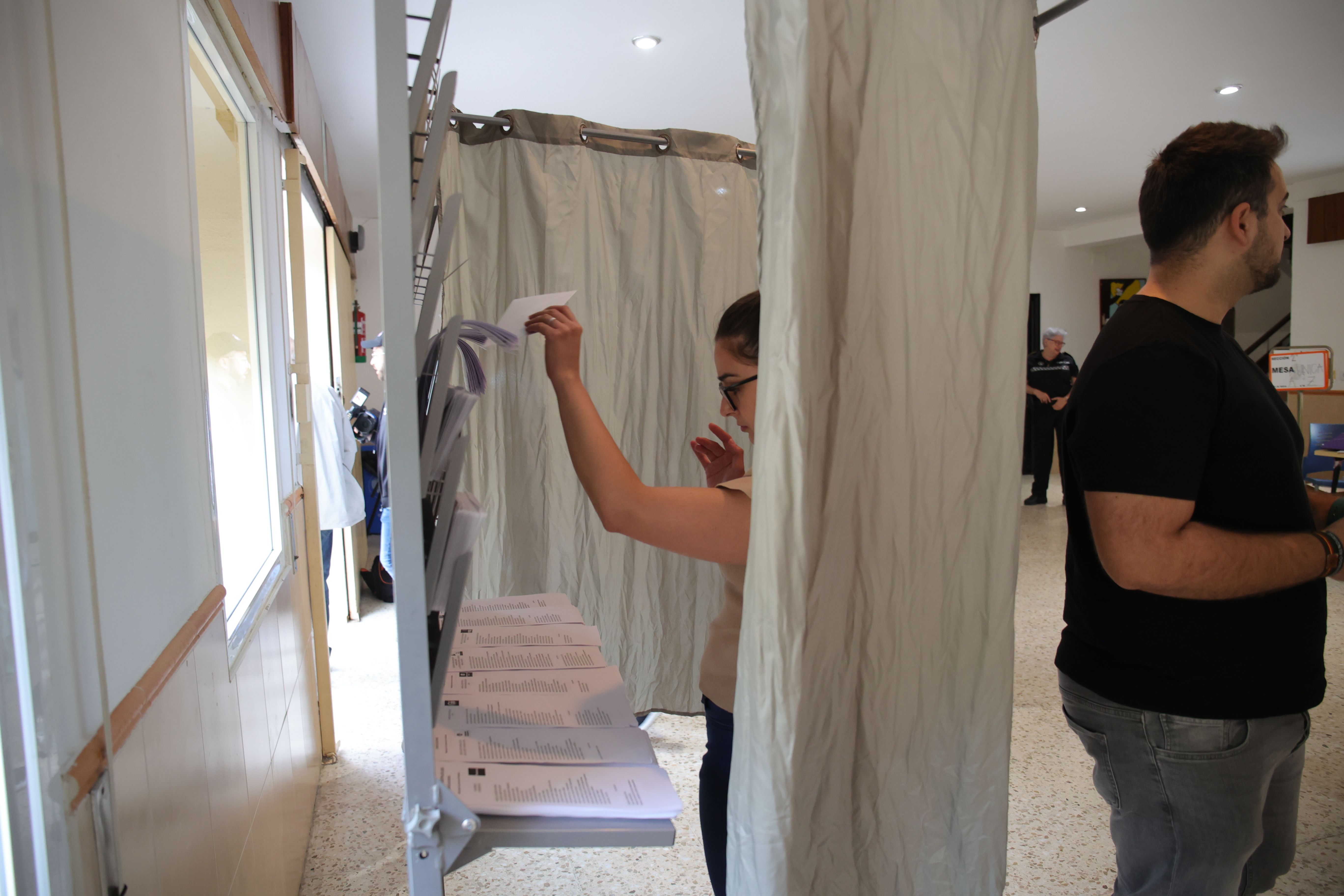 Votaciones en un colegio electoral.