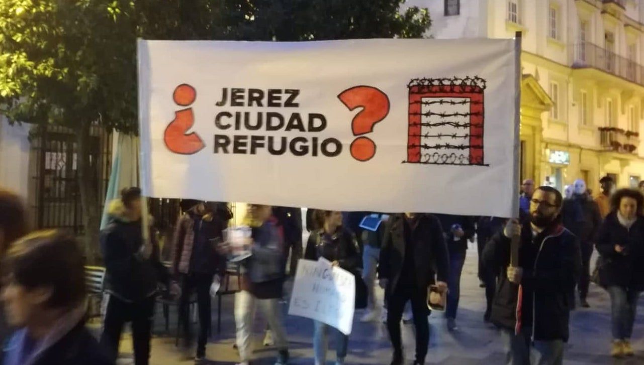 La pancarta utilizada por la Red de Apoyo a Inmigrantes de Jerez. 