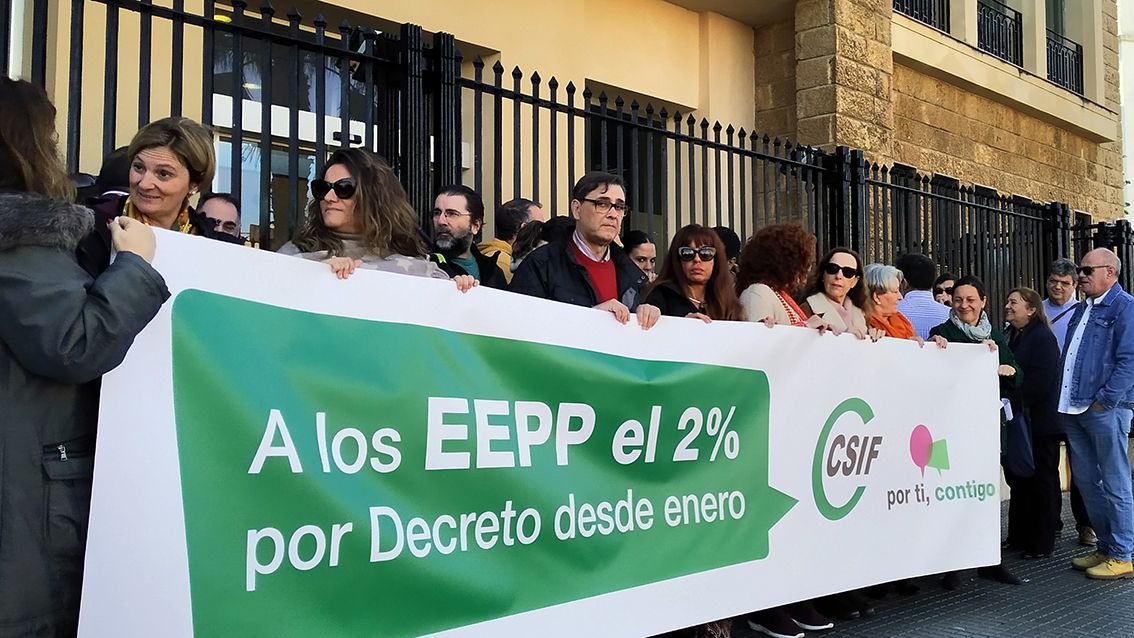 Representantes sindicales de CSIF en una concentración contra los recortes en Cádiz.