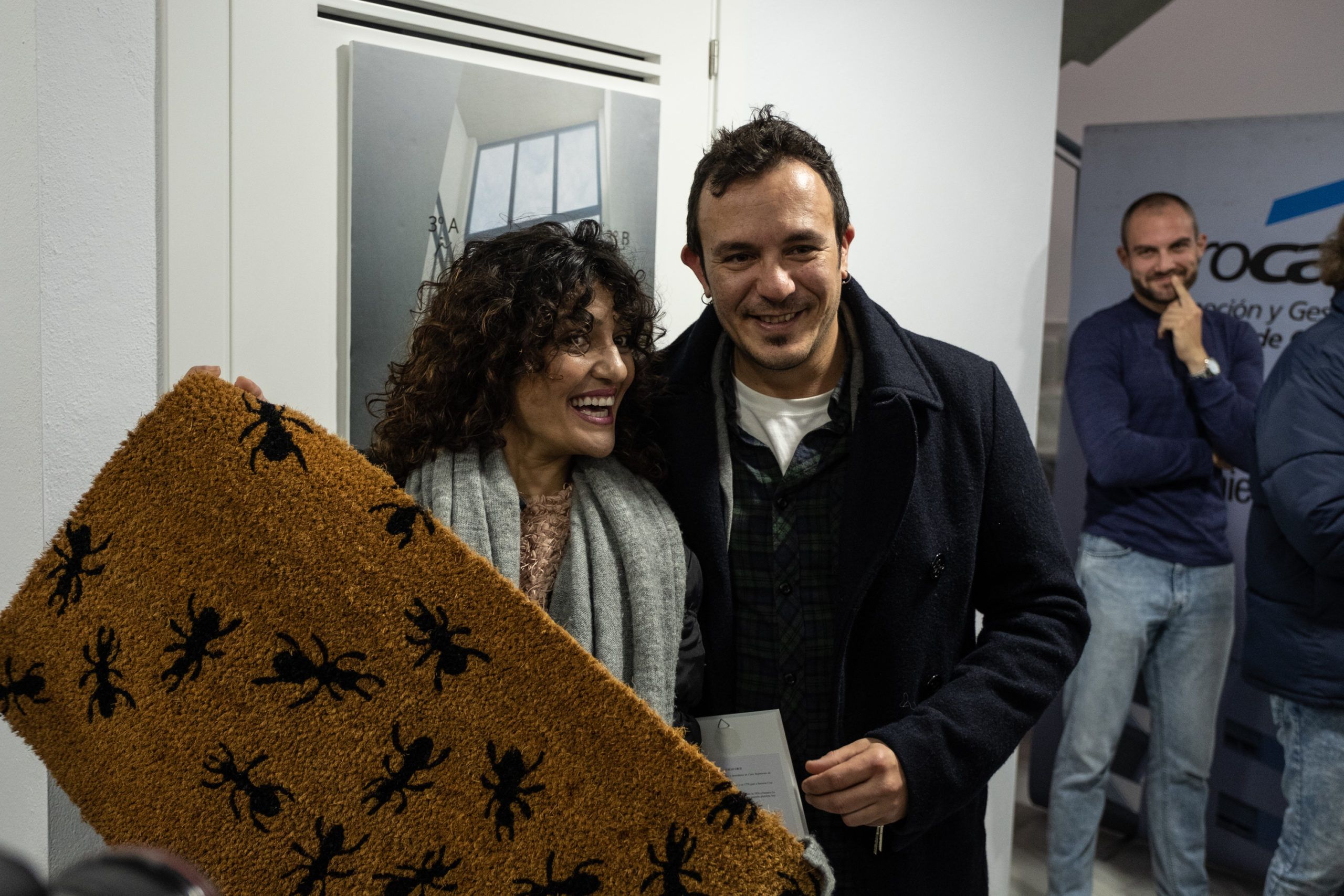 El alcalde de Cádiz junto a una de las beneficiarias.