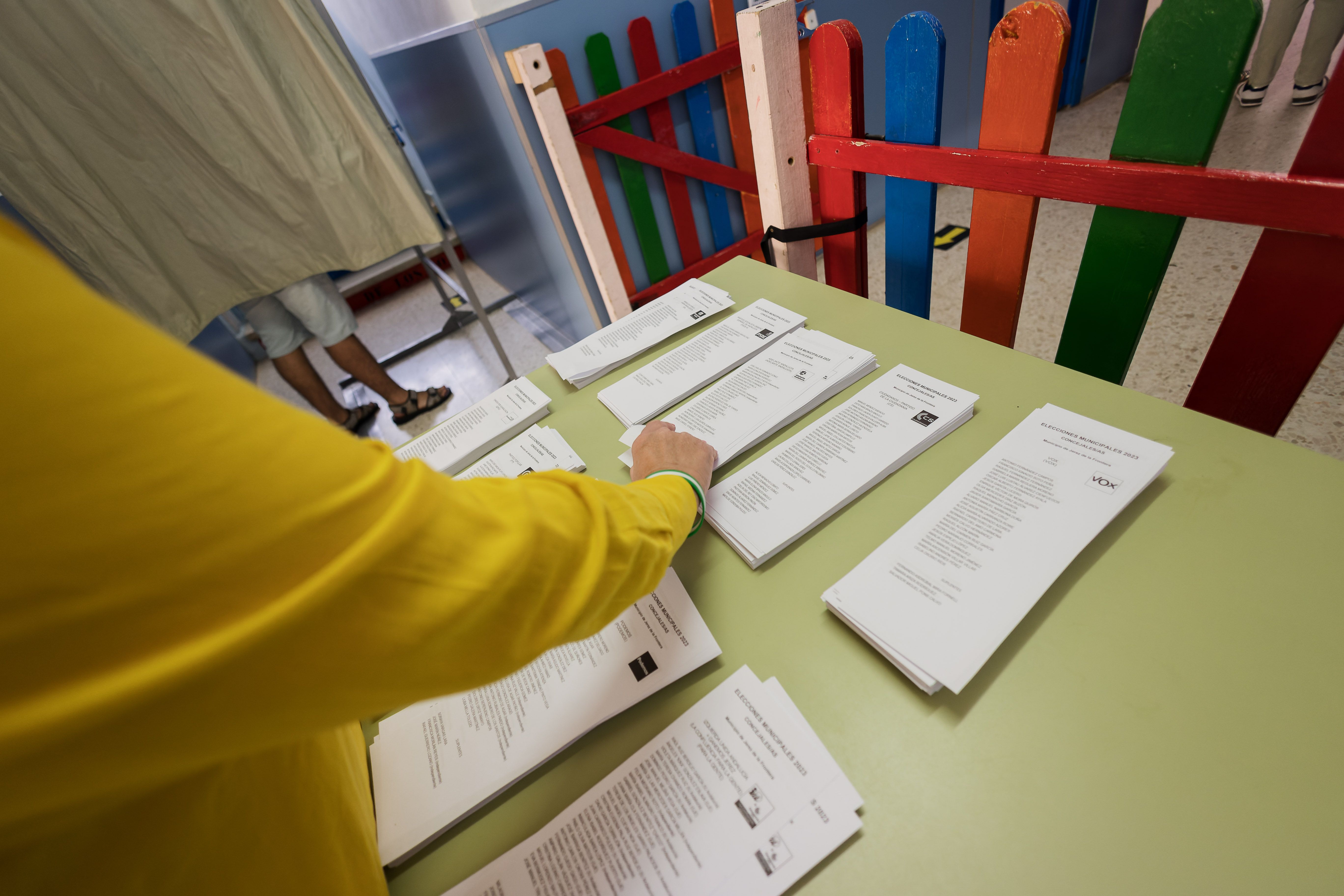 Una mujer, seleccionando una papeleta durante unas pasadas elecciones. El 23J se celebran generales.
