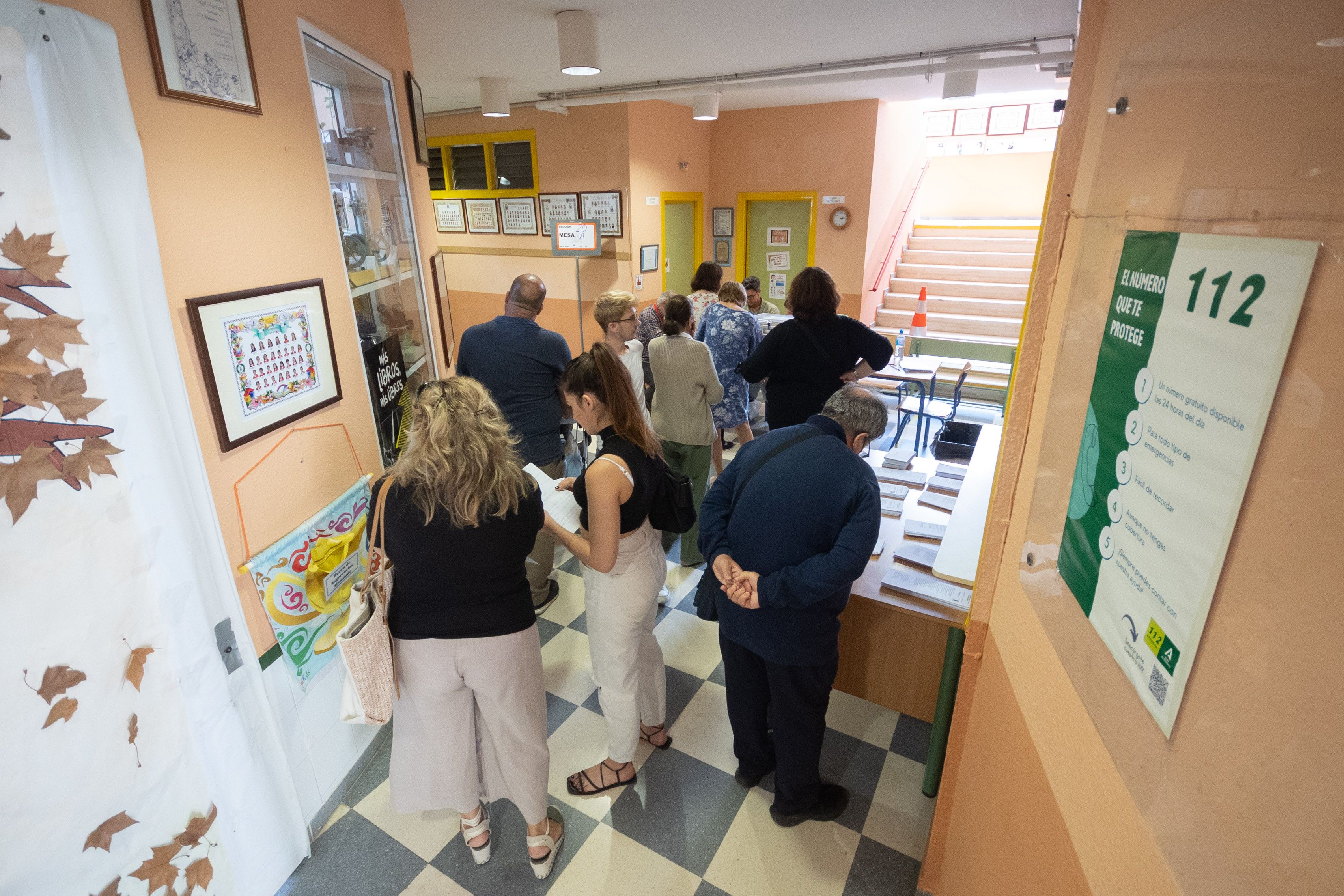 Colas para votar en el CEIP Menesteo de El Puerto de Santa María. Andalucía está subiendo sus datos de participación.