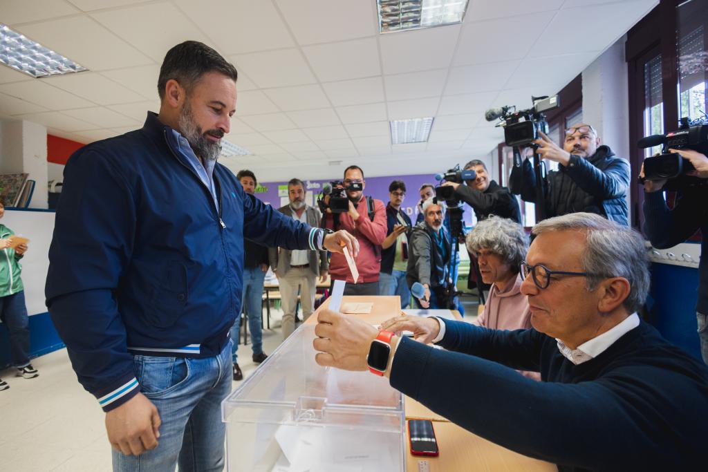 Santiago Abascal, líder de Vox, depositanto su voto al comienzo de la jornada electoral.
