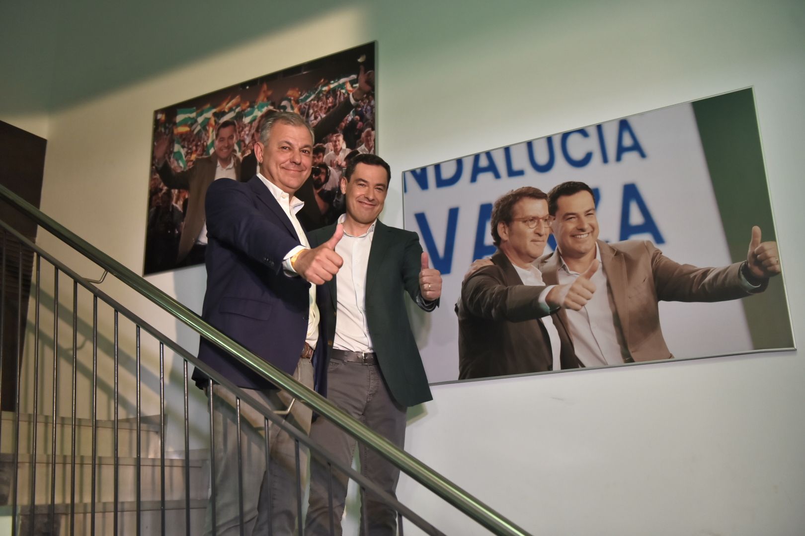 José Luis Sanz, alcalde de Sevilla, junto a Juanma Moreno, líder del PP andaluz, durante la noche del 28M en Andalucía. El curso político finaliza sin poder celebrar con Feijóo.