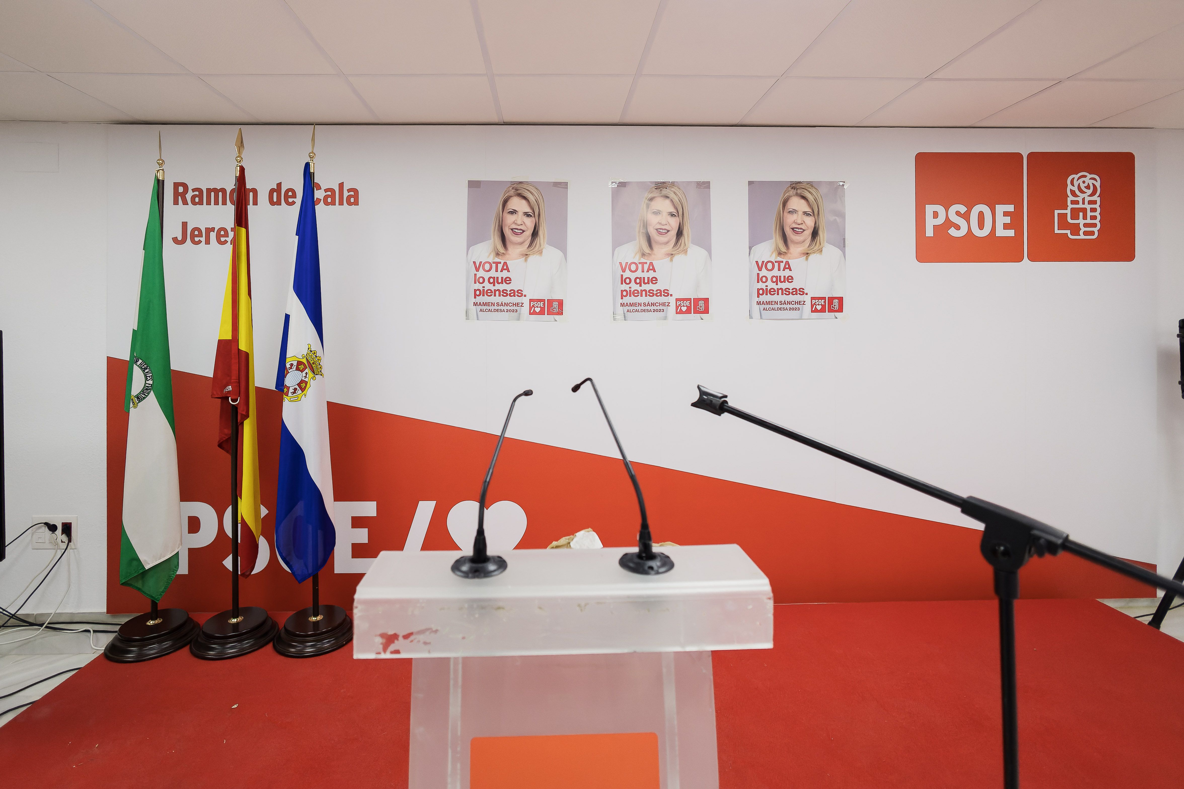 Atril de la sede del PSOE de Jerez, en la pasada noche del 28M, a la espera de la comparecencia de Mamen Sánchez.