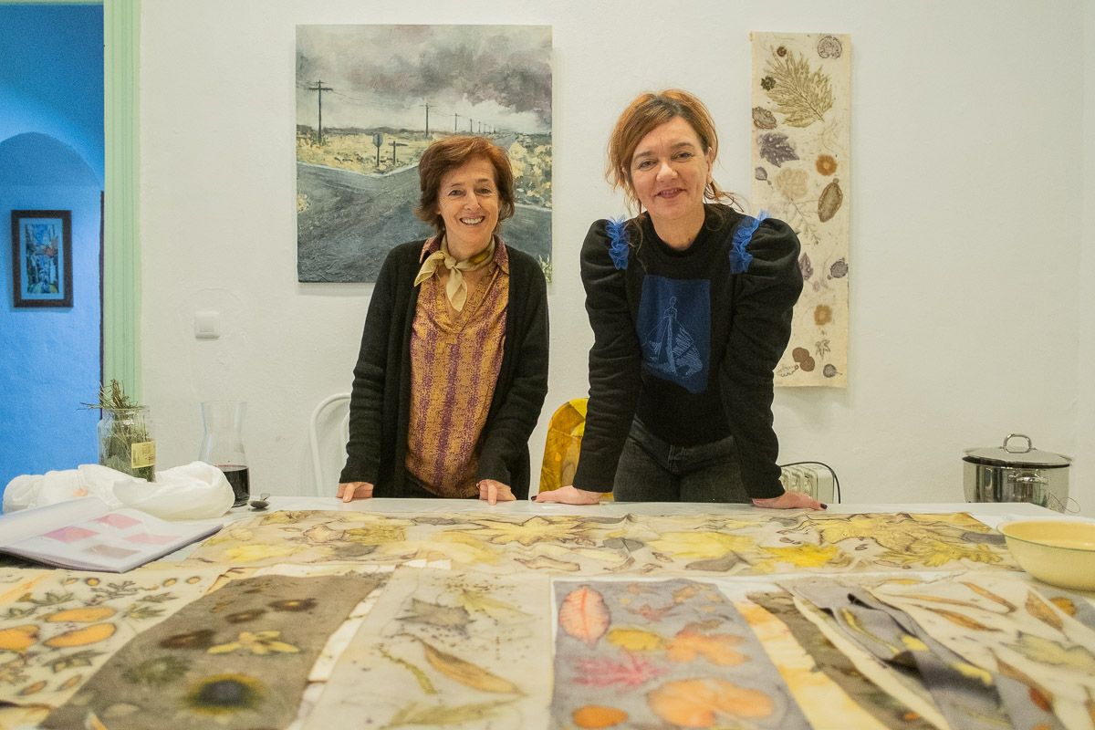 Consuelo y Yolanda en su taller con algunas de las telas con estampación botánica. FOTO: MANU GARCÍA.