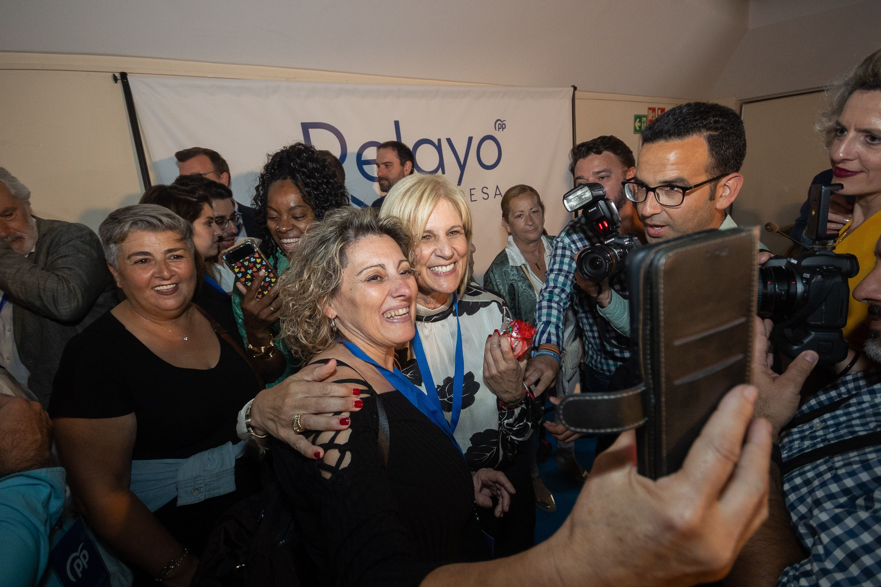 Pelayo se hace con una seguidora durante la noche electoral.