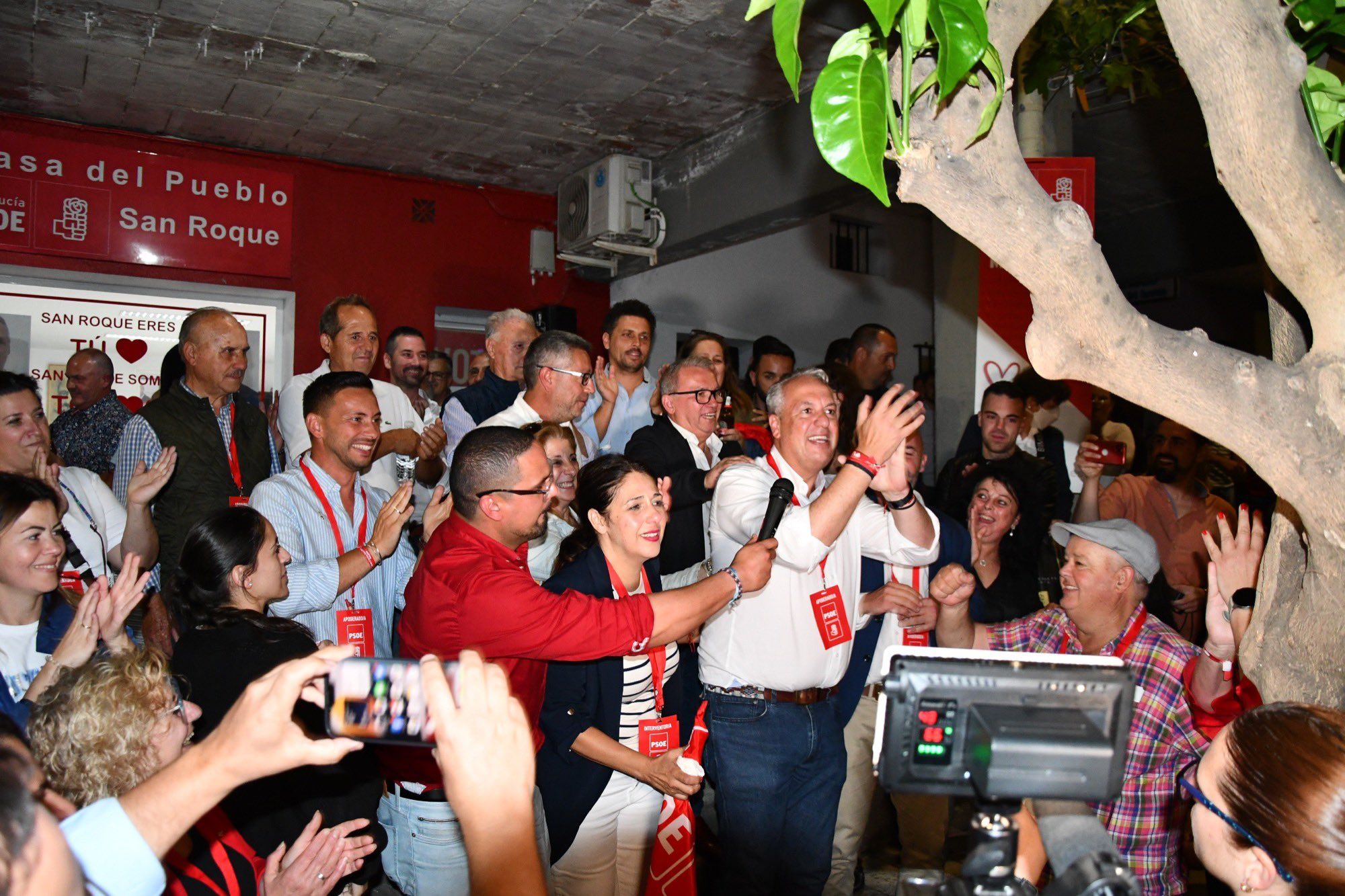 Juan Carlos Ruiz Boix, actual presidente de Diputación de Cádiz, celebra su tercera mayoría absoluta consecutiva en San Roque, en la noche de este 28M.