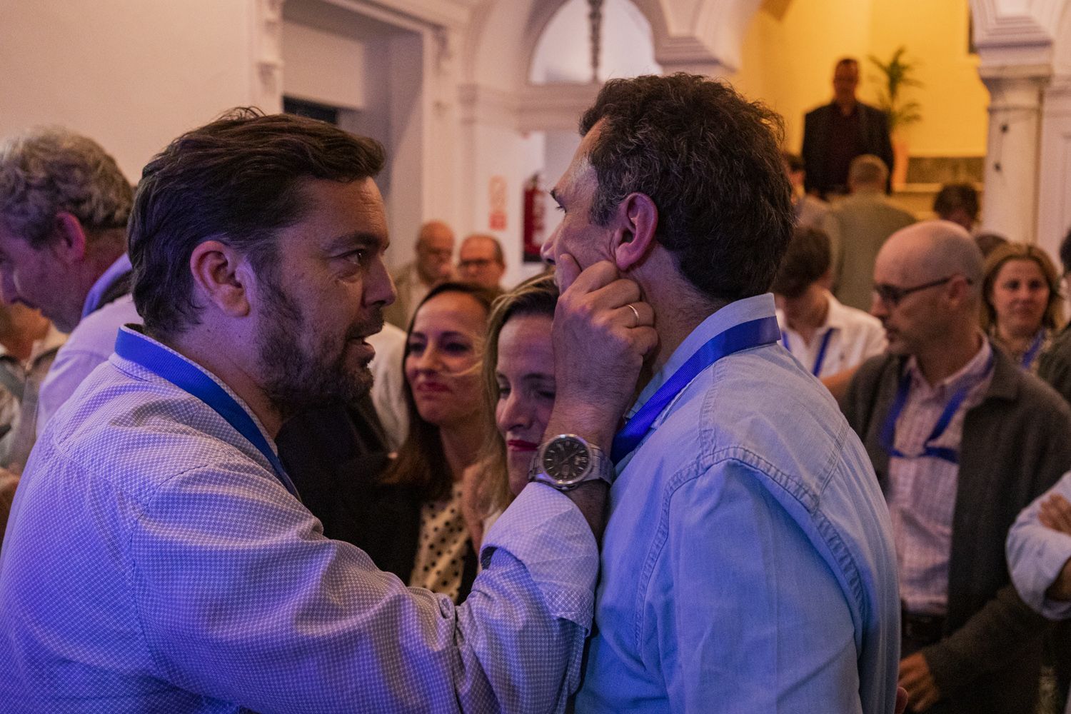 Un miembro de la candidatura del PP pellizca a Bruno García tras conocerse los resultados definitivos.