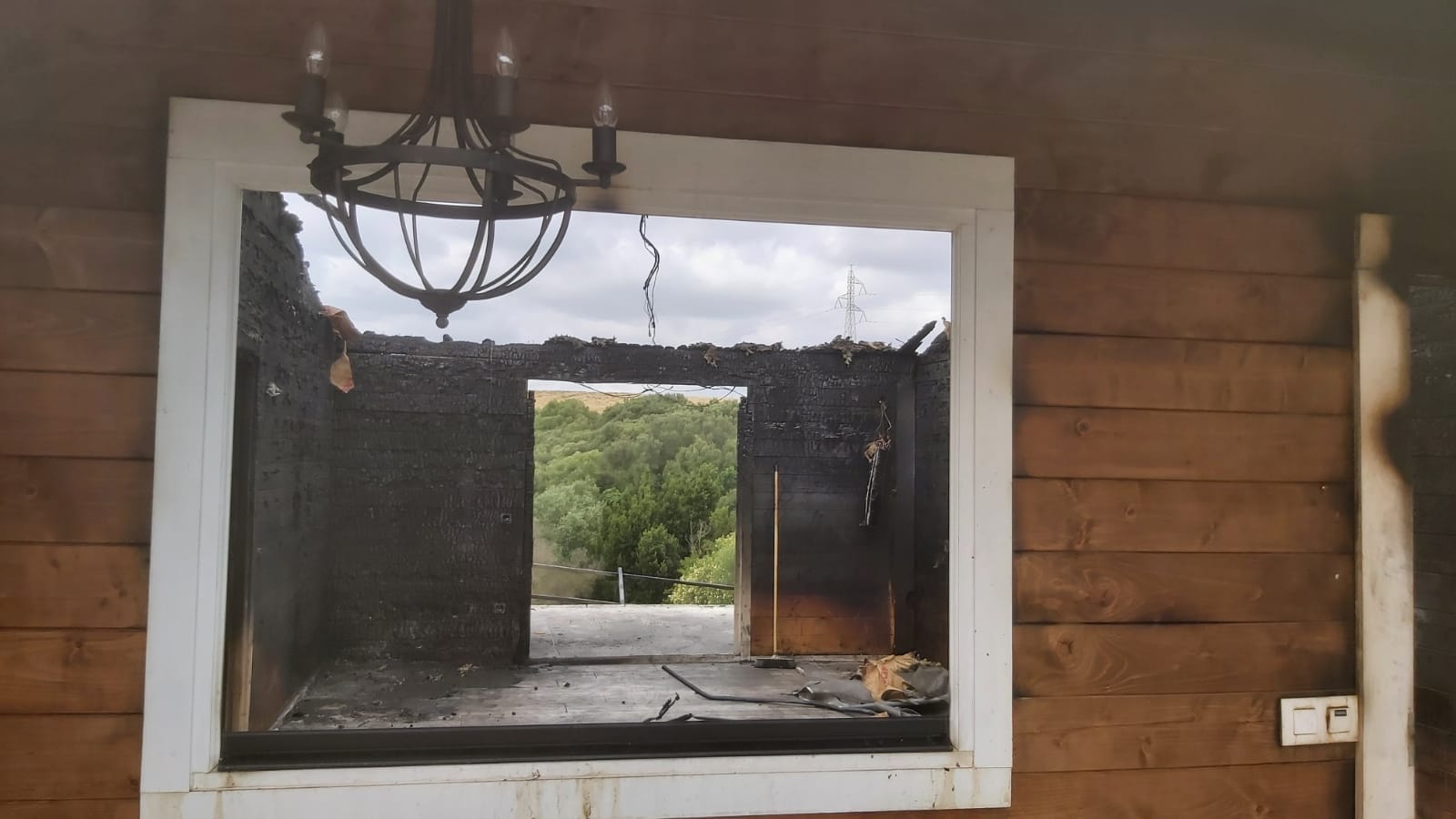 Una imagen de los efectos devastadores del fuego en una casa prefabricada de Cuartillos.