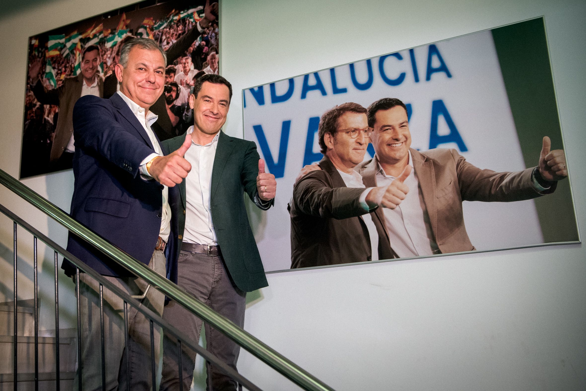 Juanma Moreno y José Luis Sanz, en la sede del PP, tras la victoria del pasado 28M en Sevilla.