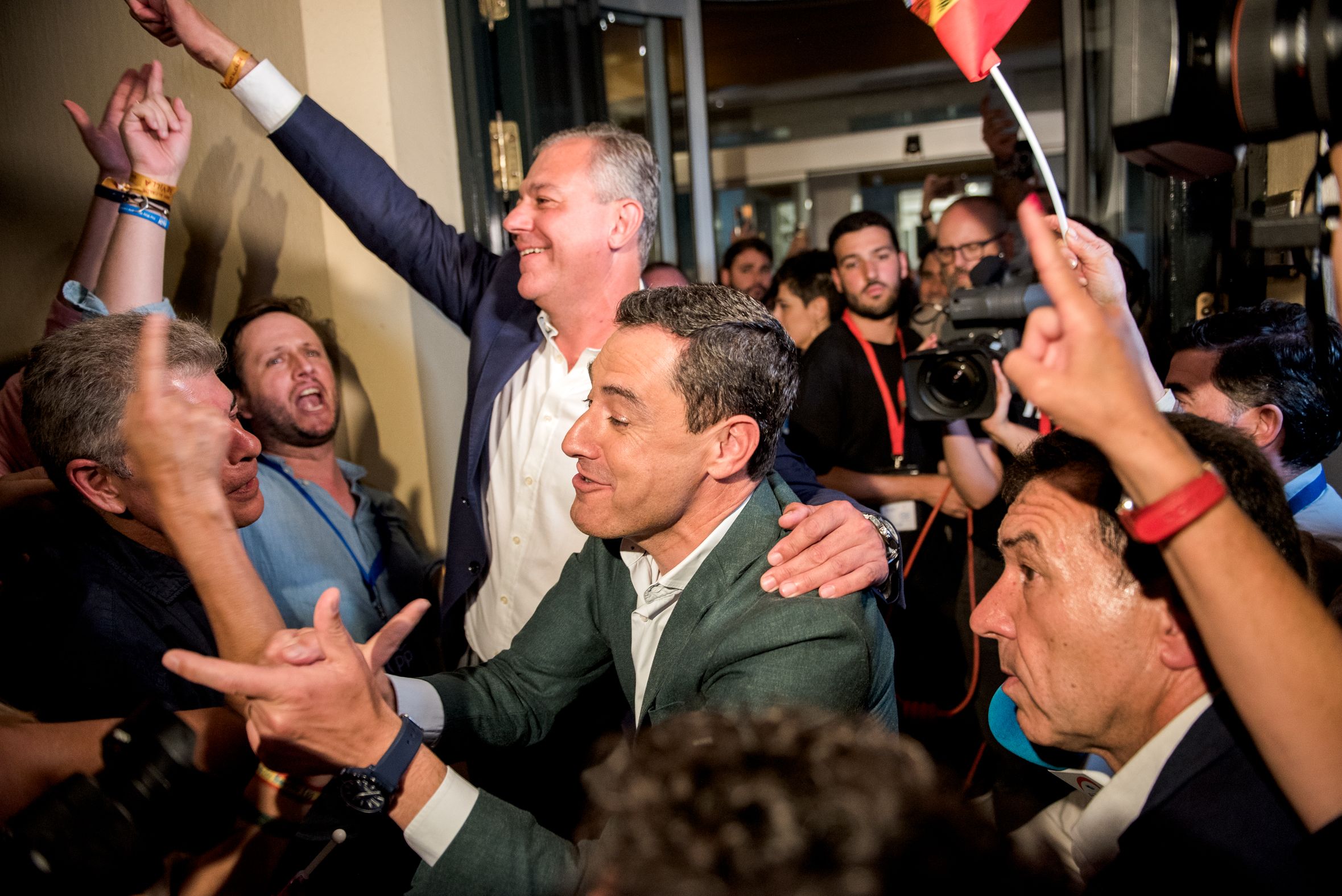 Juanma Moreno y José Luis Sanz celebrando la victoria del PP.