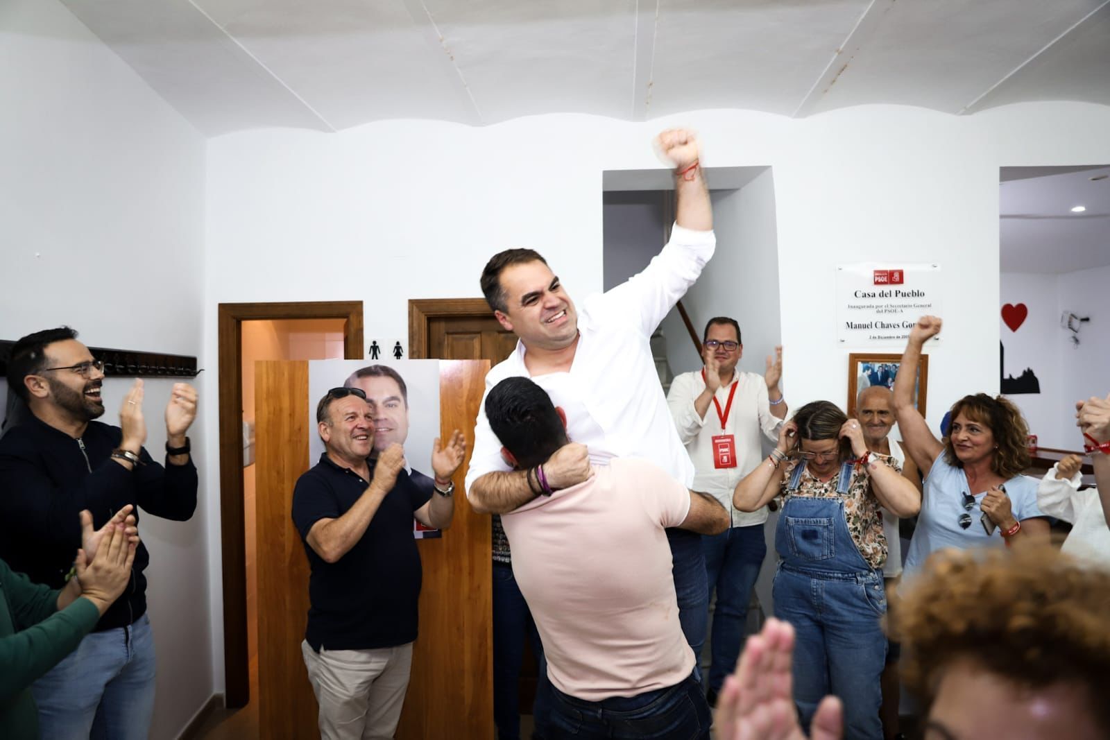 Juan Cornejo es izado en la Casa del Pueblo de Medina Sidonia tras conocerse su victoria electoral.