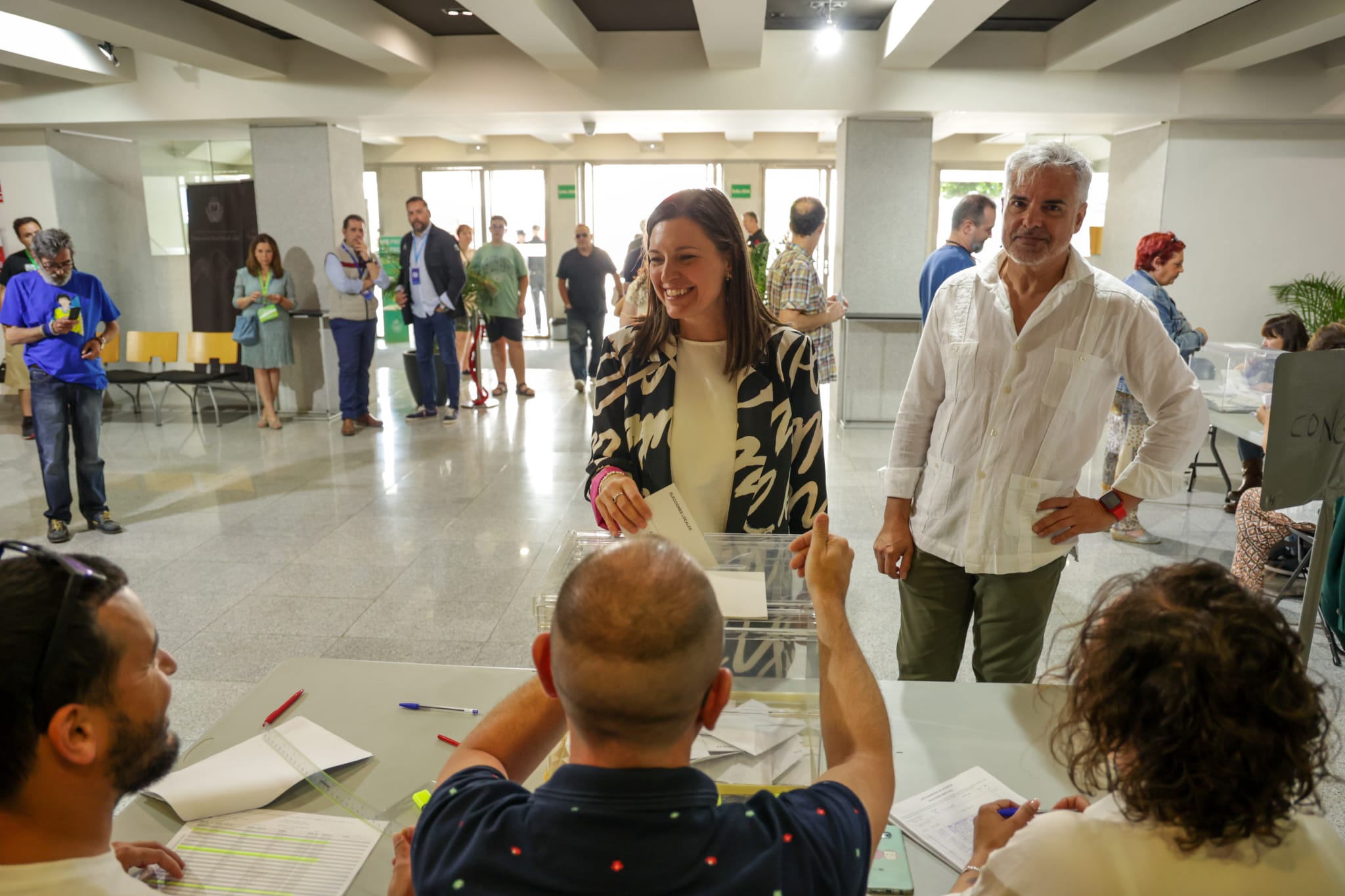 Patricia Cavada depositando su voto en San Fernando.