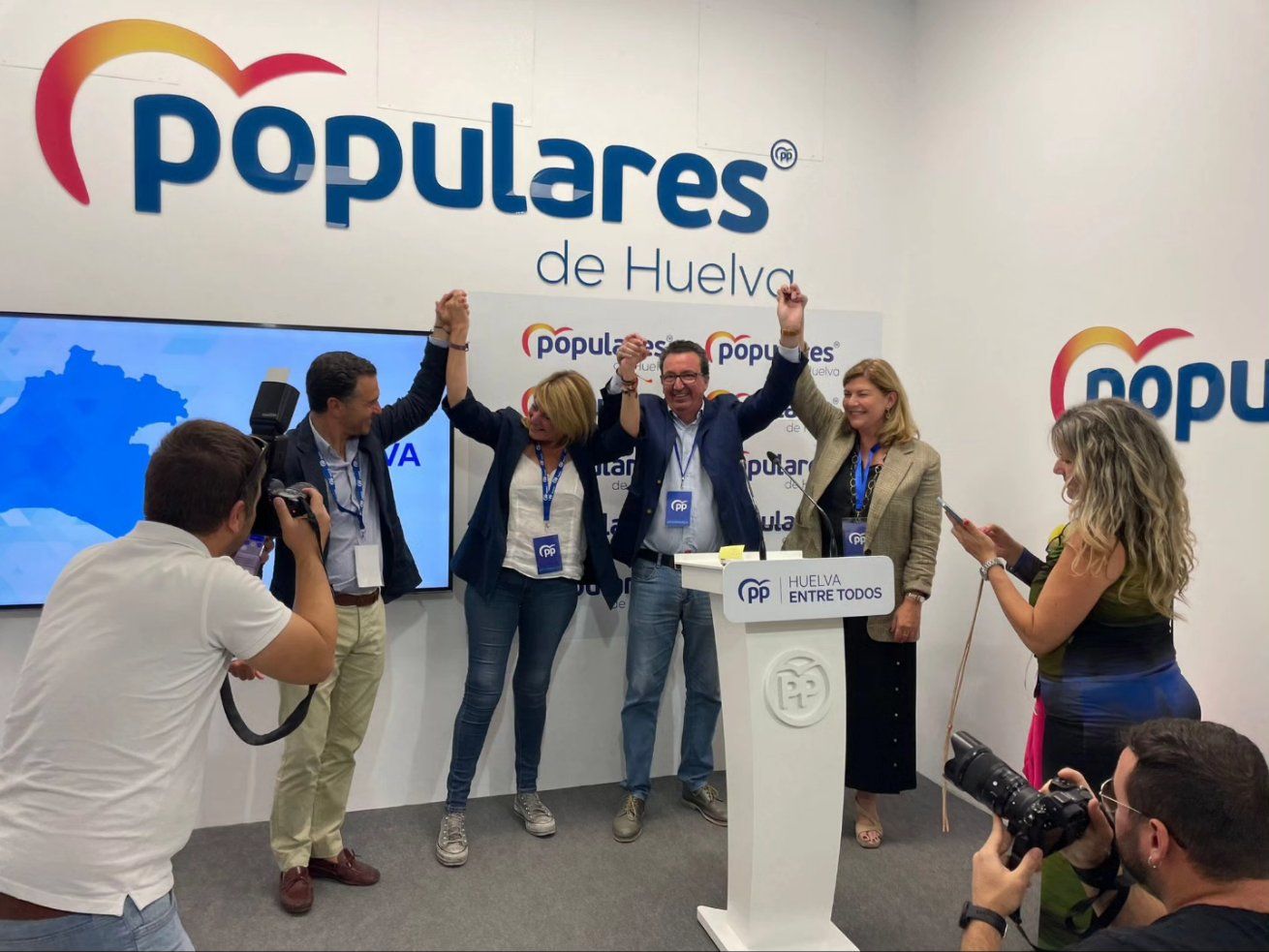 El PP de Huelva celebrando el triunfo.
