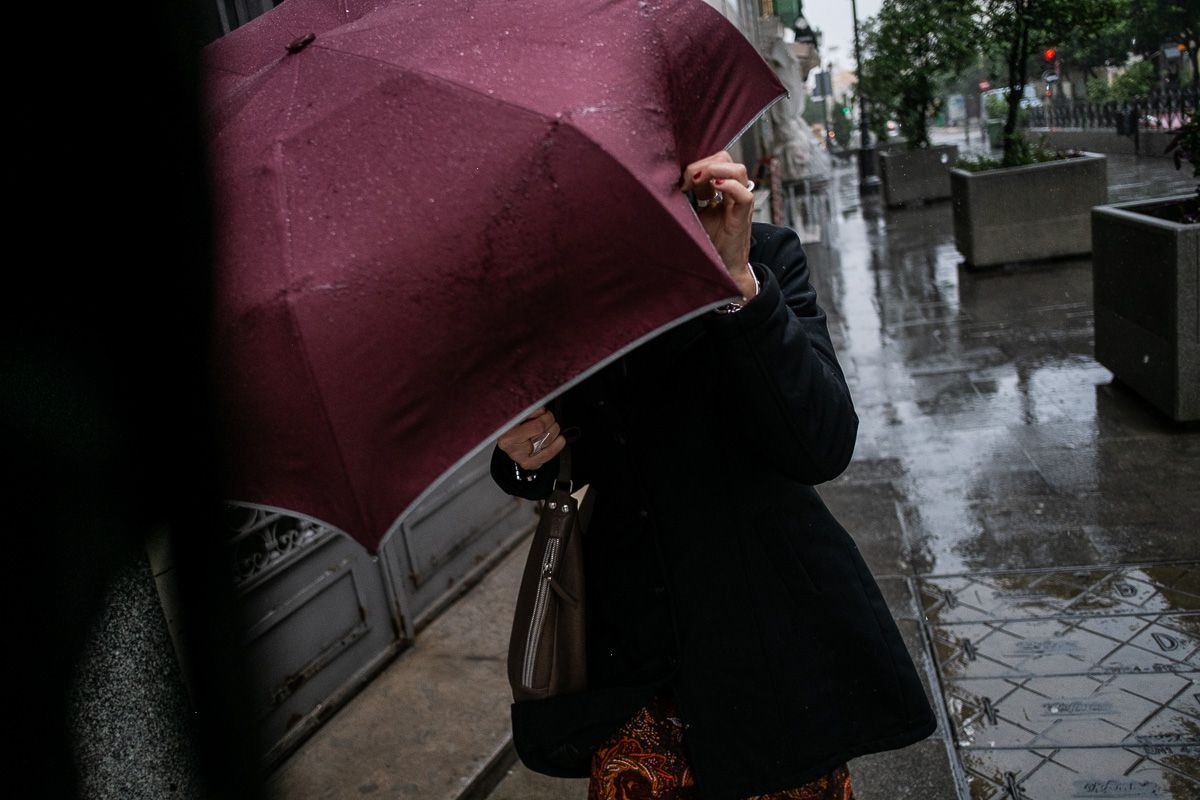 Una mujer se protege de la lluvia, en una imagen de archivo. FOTO: MANU GARCÍA