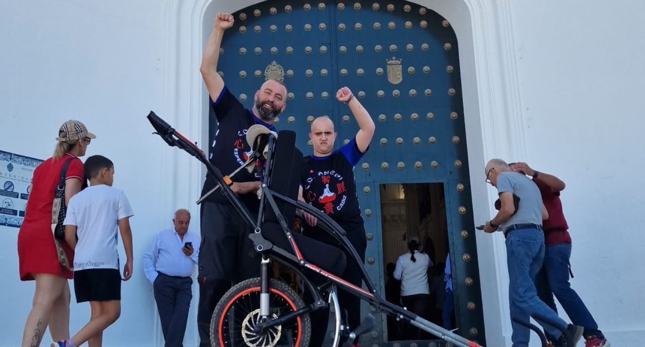 José Manuel Ruiz, junto a Antonio Pedro Hirch, en la puerta de la ermita de El Rocío. 