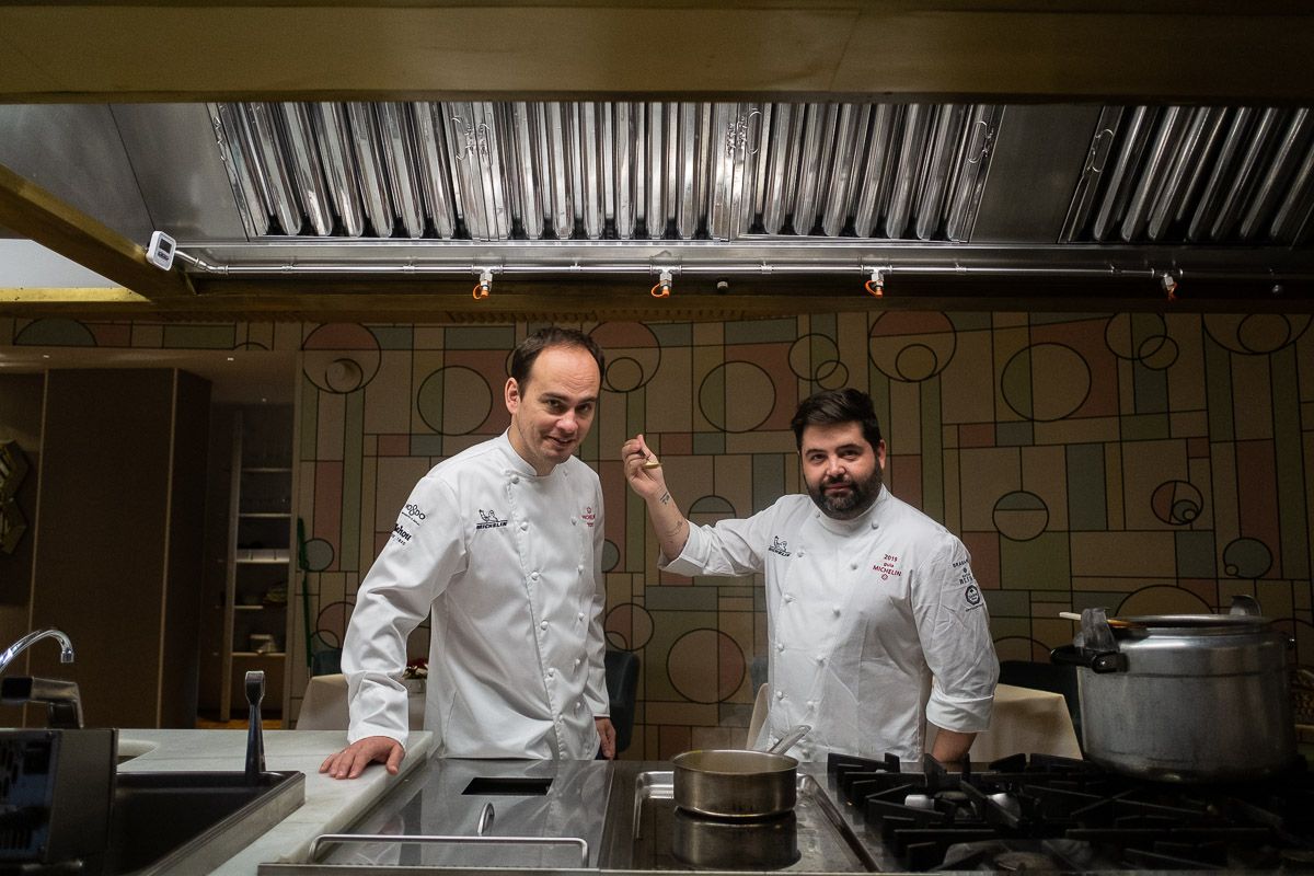 Israel Ramos y Juanlu Fernández juntos en la cocina del restaurante LÚ. Israel Ramos y Juanlu Fernández juntos en la cocina del restaurante LÚ.