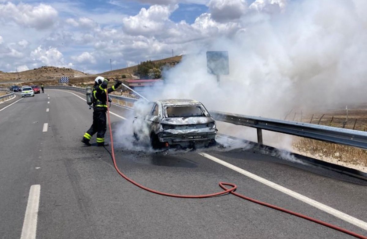 Incendio de un coche en la carretera de Medina/Paterna. 