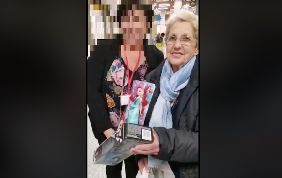 Teresa García, donando los juguetes.