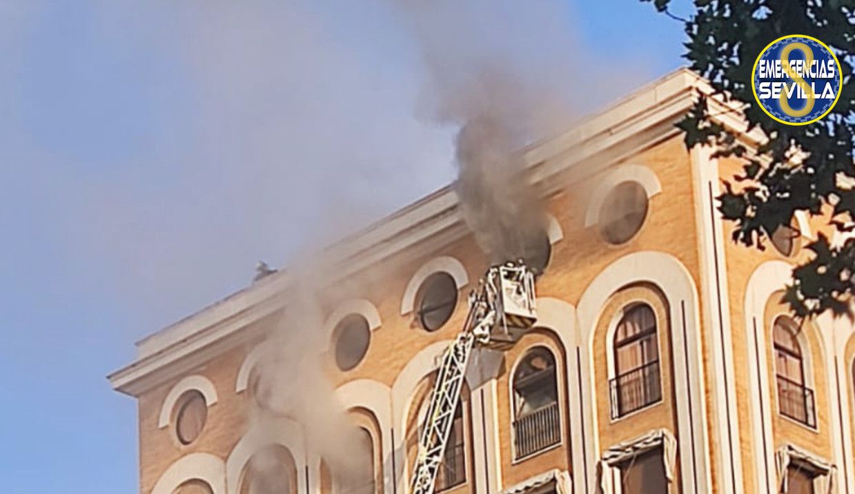 Incendio en la octava planta de un edificio de la avenida Kansas City, en Sevilla. 