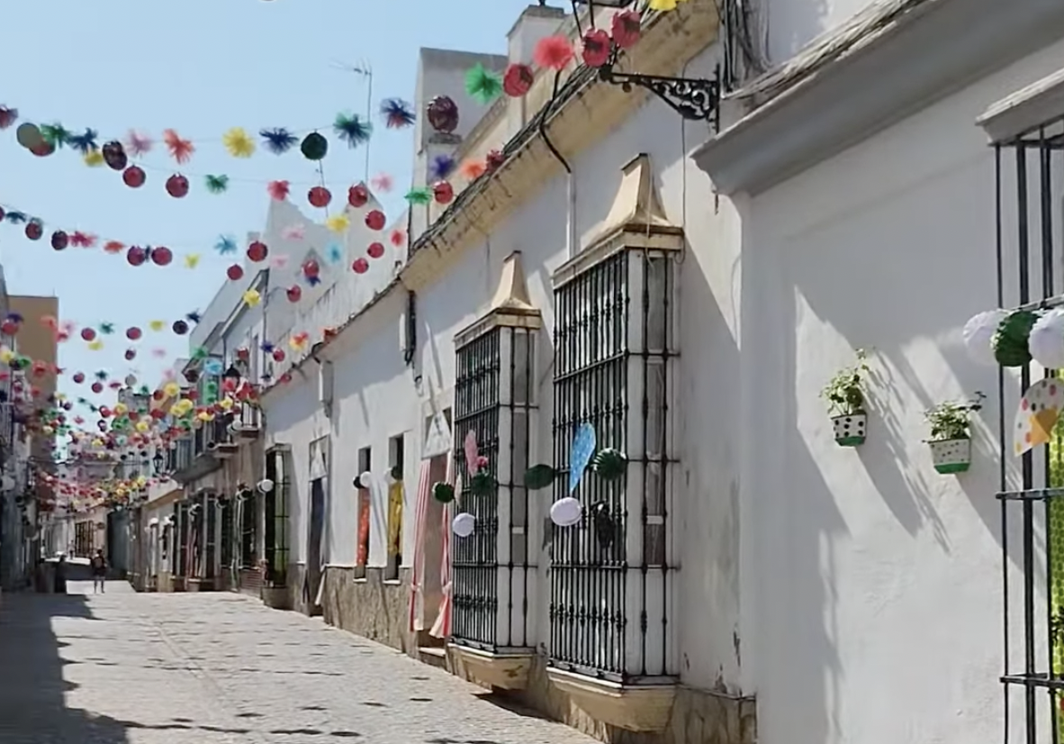 Los vecinos de la calle San José en Puerto Real decoran sus portales con motivo de la Feria.