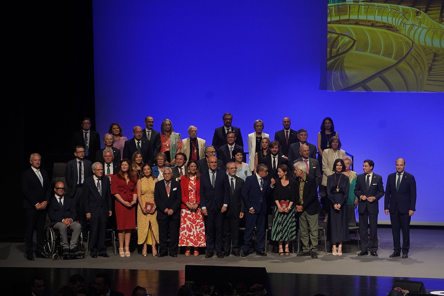 Los premiados posando juntos en el escenario de Fibes.