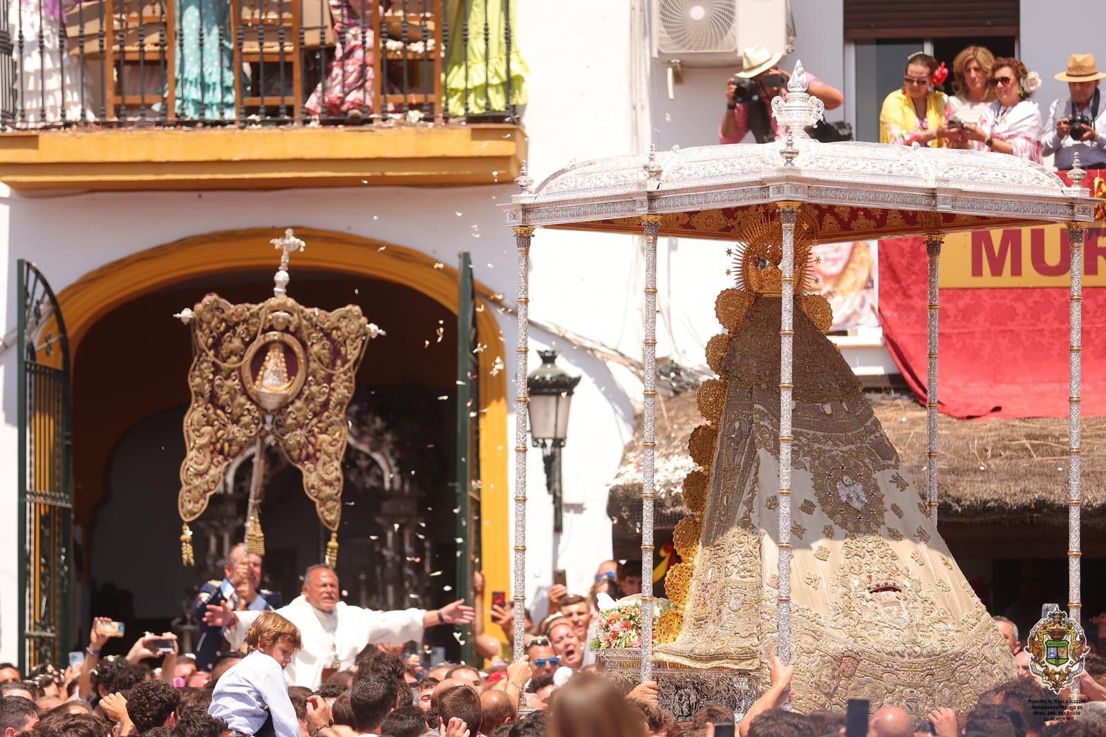 La Virgen del Rocío frente a la casa de Jerez el pasado Lunes de Pentecostés.