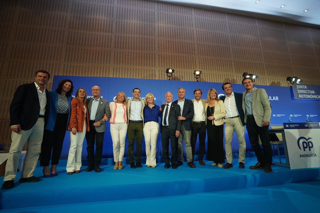 Juanma Moreno junto a los nuevos alcaldes del PP.