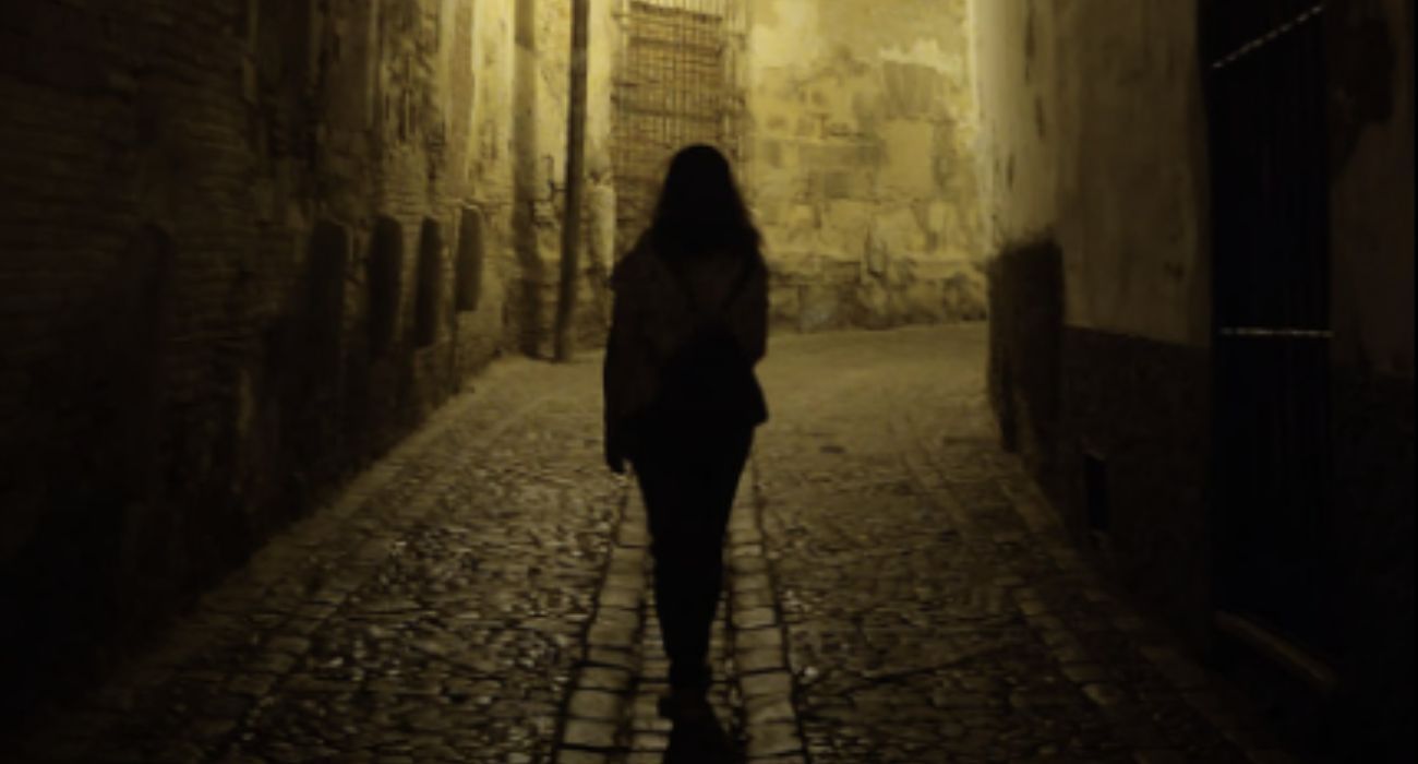 Una joven, caminando por el centro histórico de Jerez.