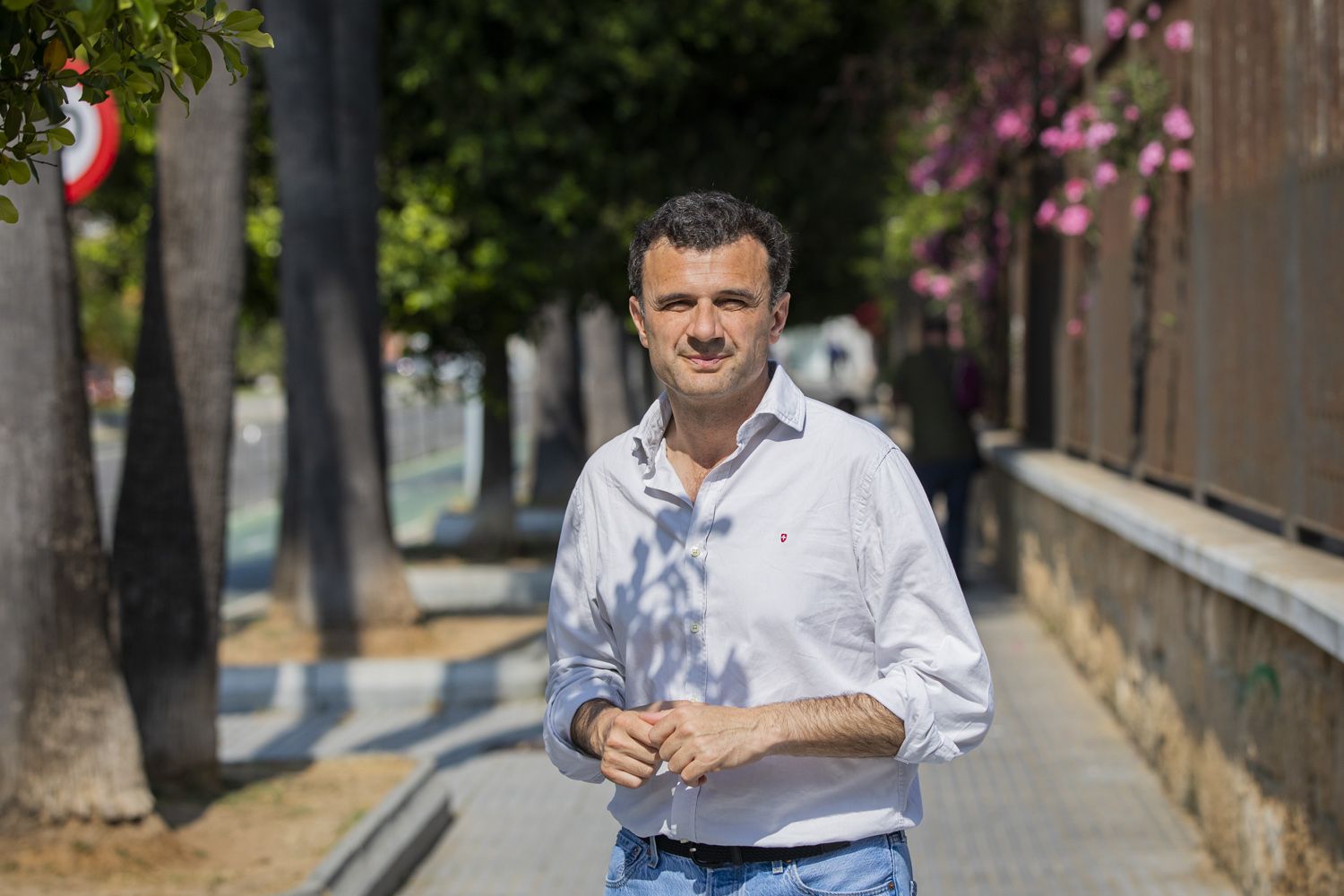 Bruno García, durante la campaña electoral, junto a los jardines de Varela de Cádiz.    GERMÁN MESA