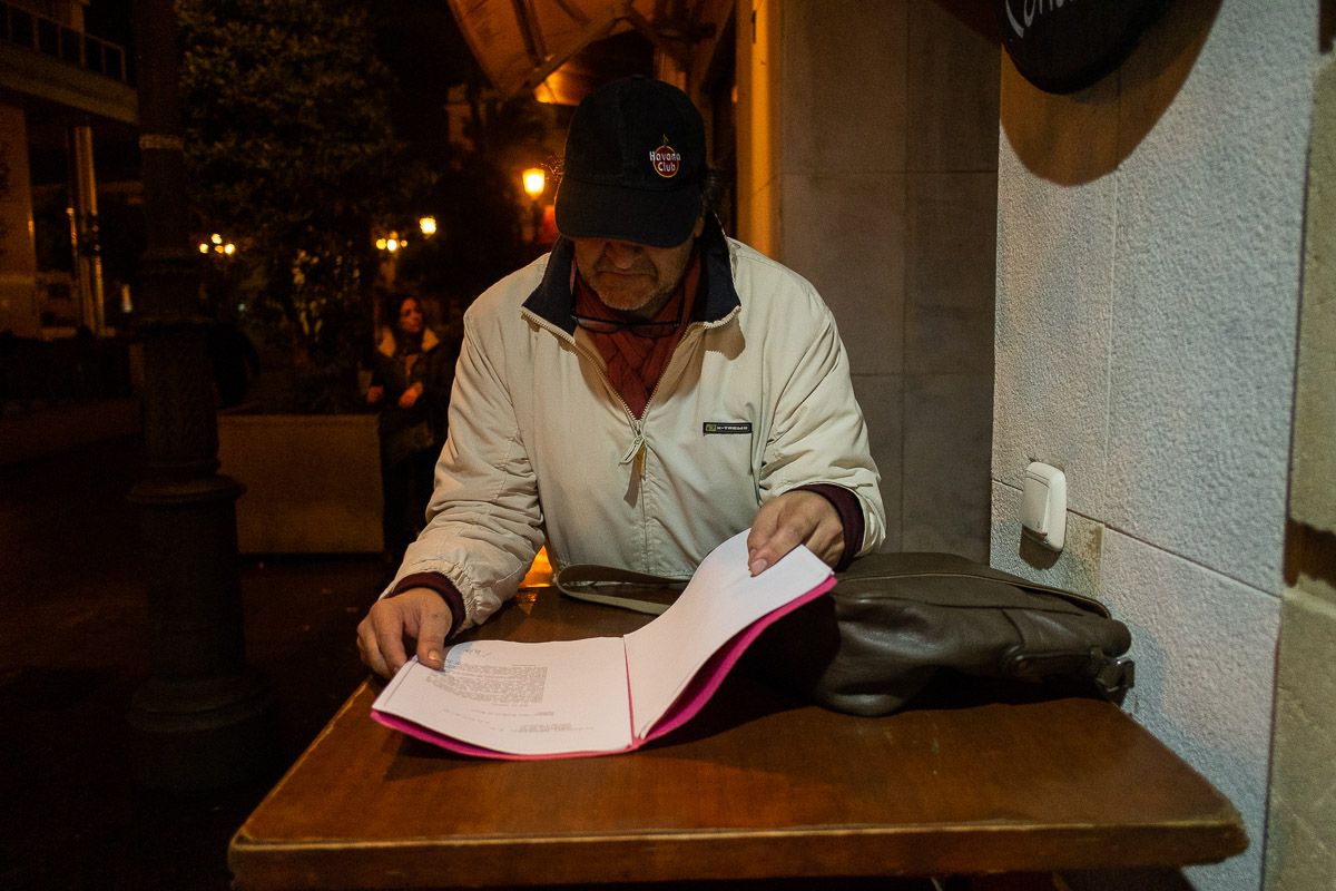 Ignacio López, con la denuncia que ha interpuesto, este pasado viernes. FOTO: MANU GARCÍA