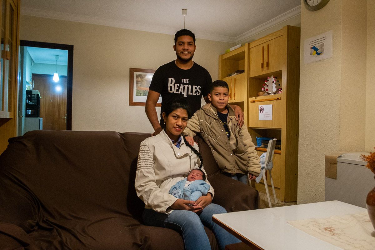 Joanna y Jony posan con sus dos hijos, en el piso en el que residen. FOTO: MANU GARCÍA