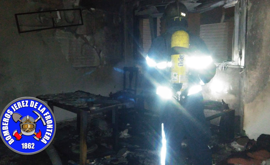 Un bombero, en la vivienda de la calle Obispo Cirarda.