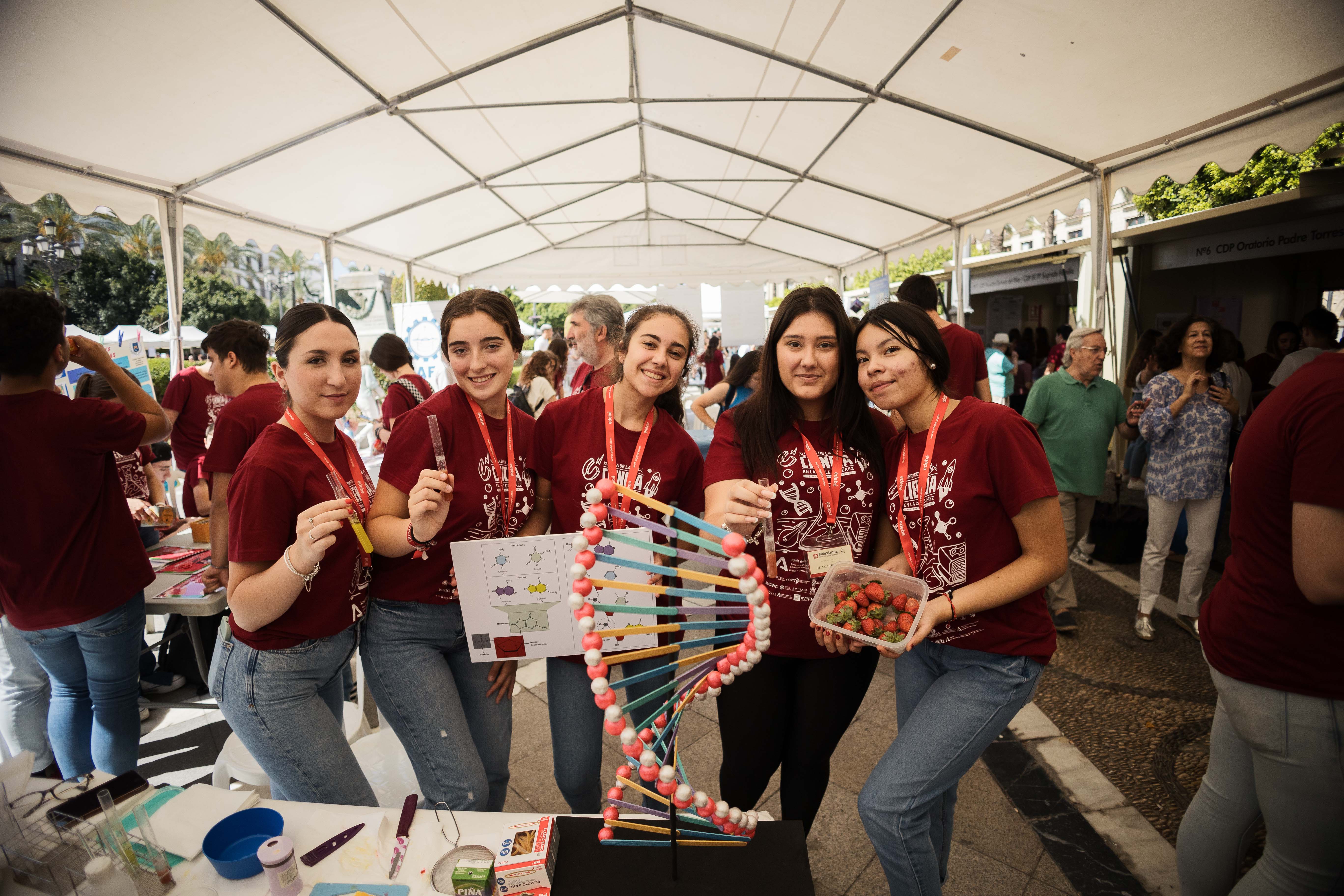 Jóvenes participantes en la XI Feria de la Edición en la calle en Jerez, este miércoles en la plaza del Arenal.