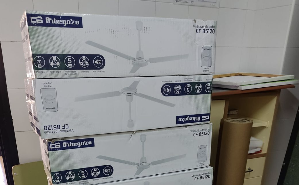 Ventiladores adquiridos por un colegio público de Huelva a raíz de una chocolatada para recaudar fondos.