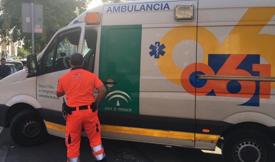 Una ambulancia del 061, en una imagen de archivo. Un hombre ha sido evacuado de urgencia tras salir ardiendo su coche en Alcalá de los Gazules.
