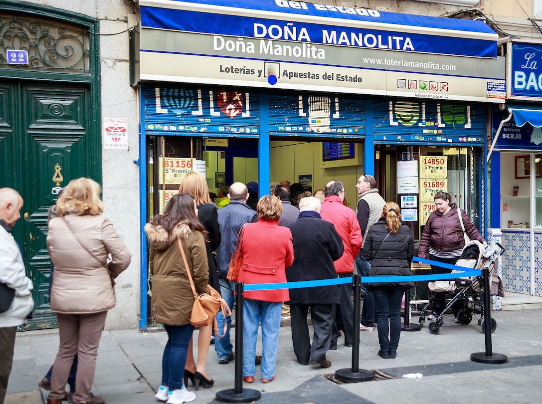 Varias personas hacen cola para comprar lotería en la Administración de Doña Manolita. FOTO: BARCEX