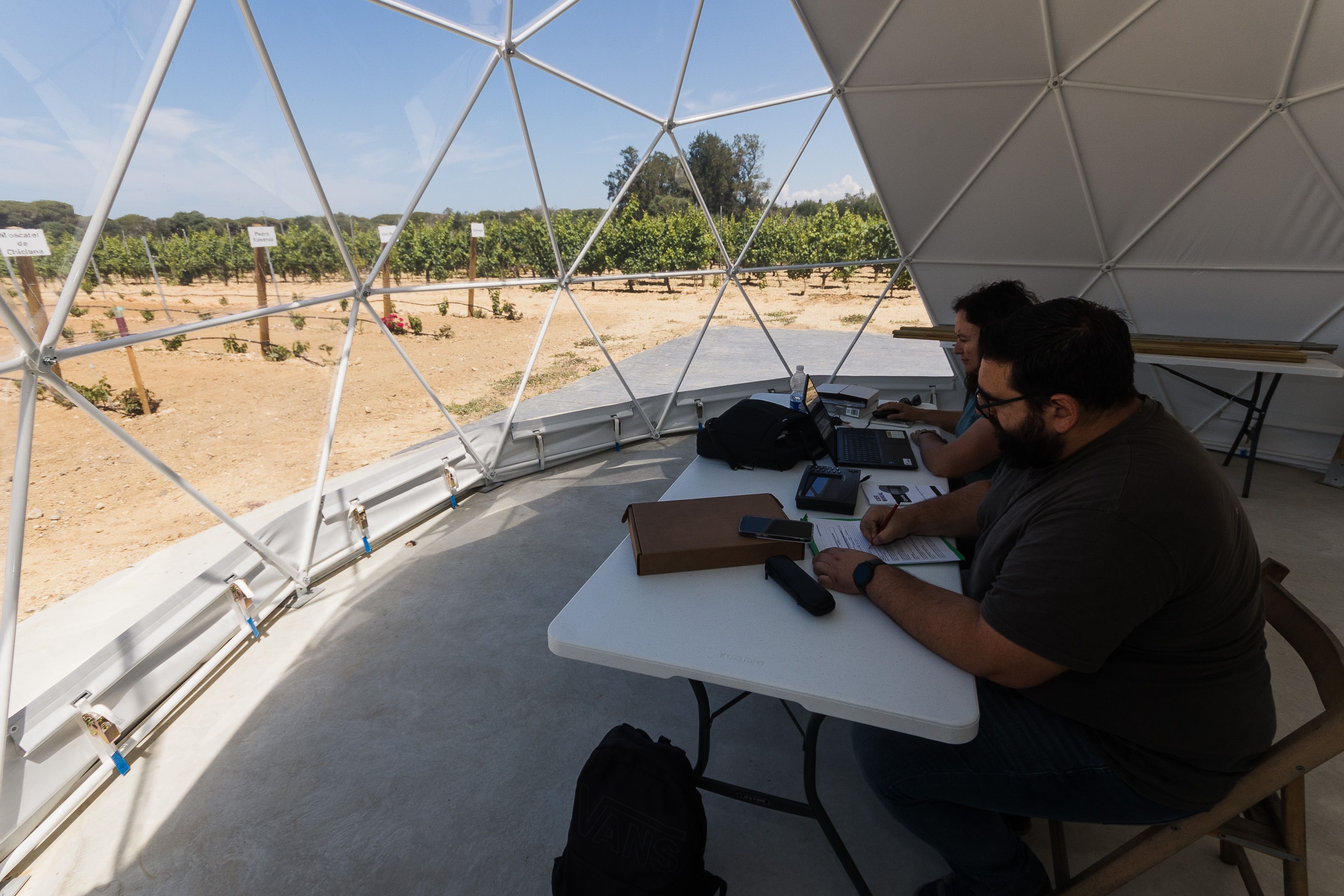 Los investigadores en el interior del domo geodésico. 