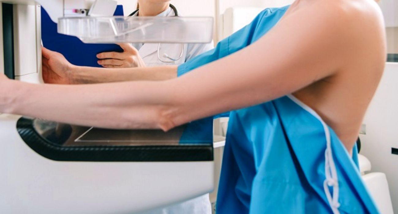 Una mujer se somete a una mamografía.  