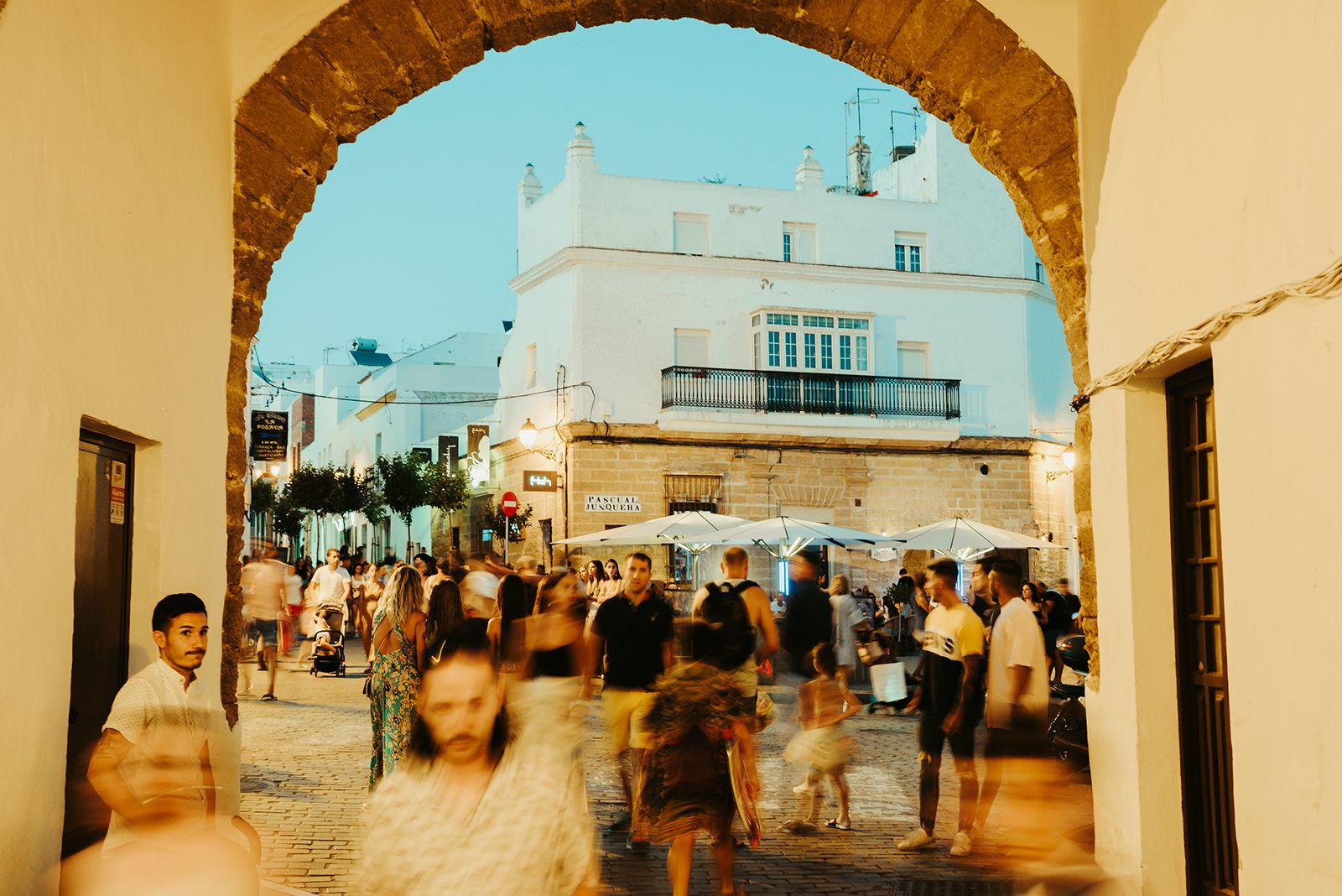 Última llamada para la ruta del atún rojo 2023 en Conil: 28 bocados exquisitos. En la imagen de Feduchy Grupo, la bella localidad gaditana.