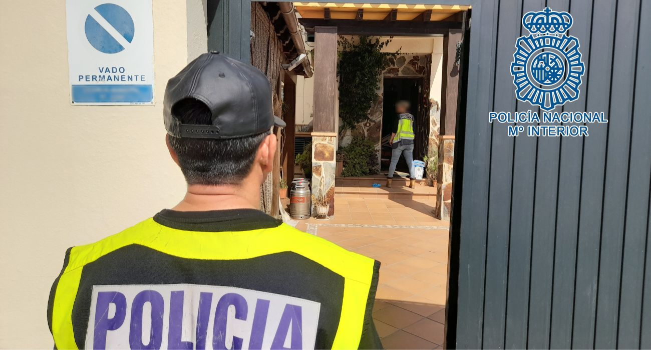 Agentes de la Policía Nacional, en el domicilio del distribuidor de droga.