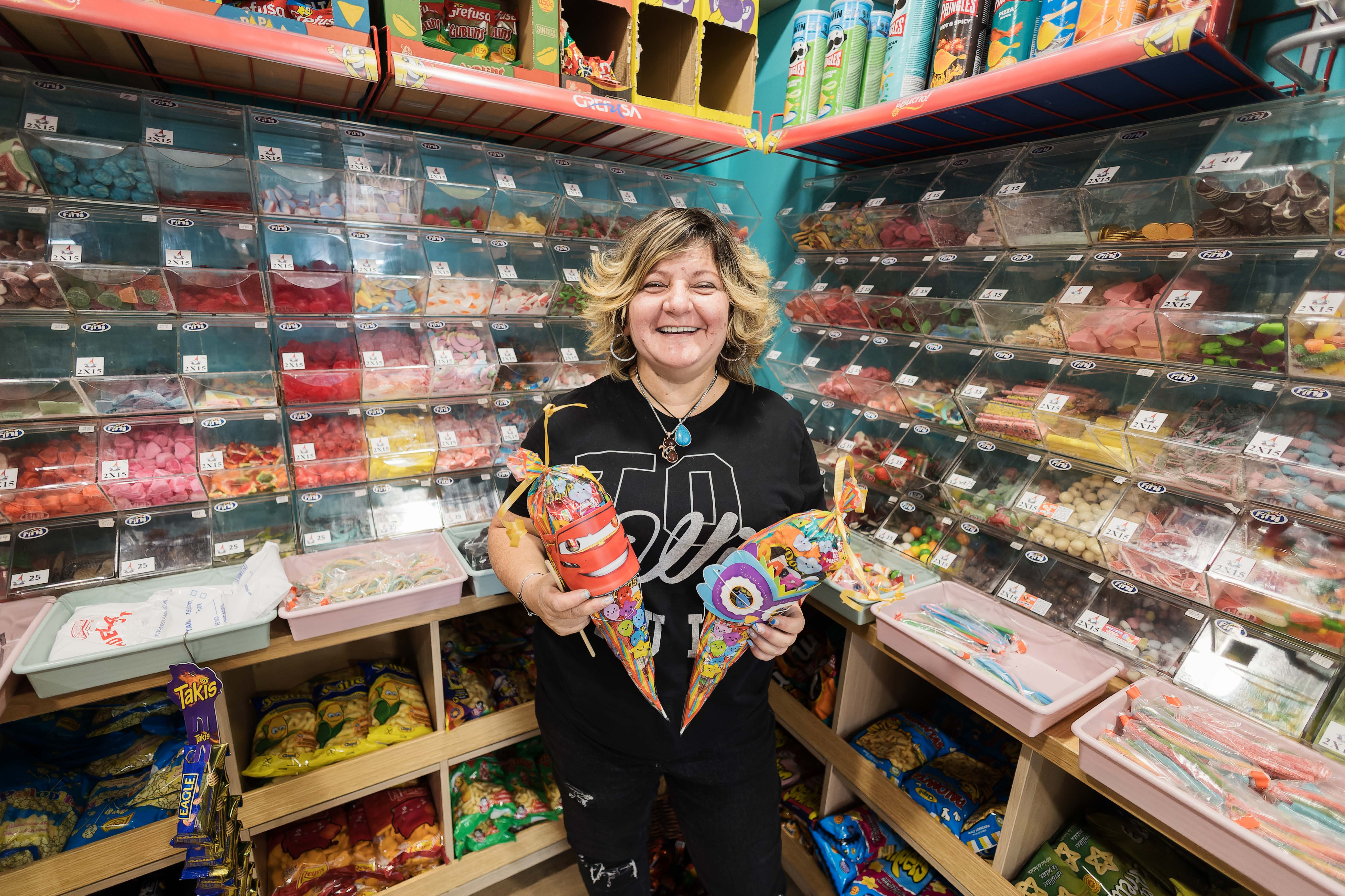 El interior del Rincón del Gnomo con los expositores de golosinas. CANDELA NÚÑEZ