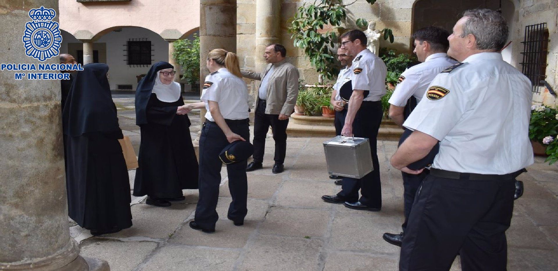 La Policía Nacional en el Convento del Cristo de la Victoria de Serradilla, en Cáceres.