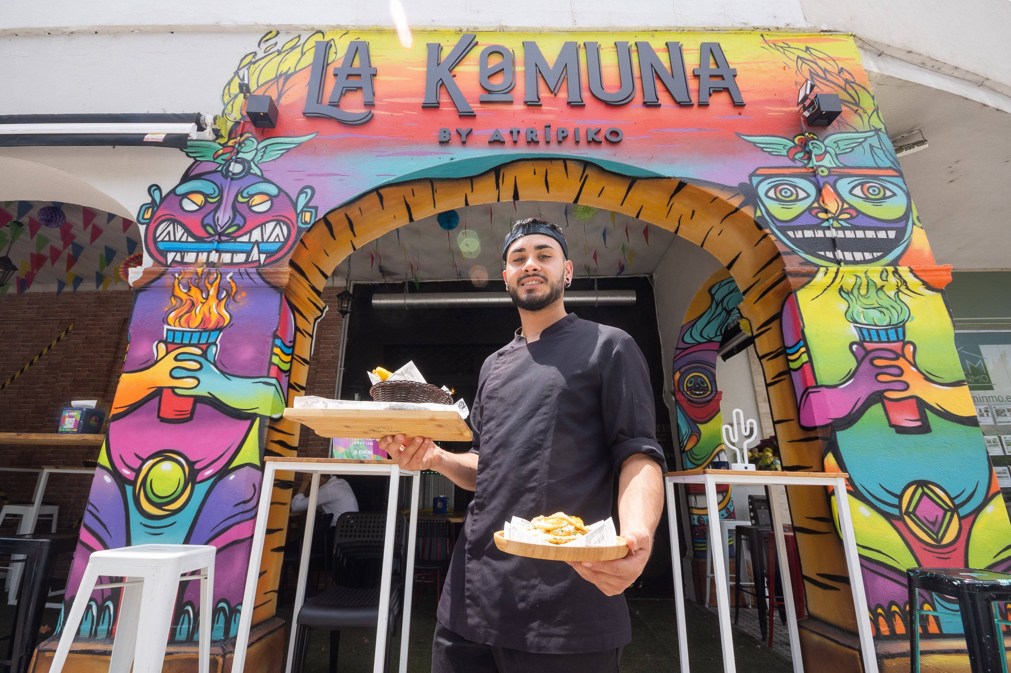 Santiago en la entrada del establecimiento que ofrece cocina latina. 