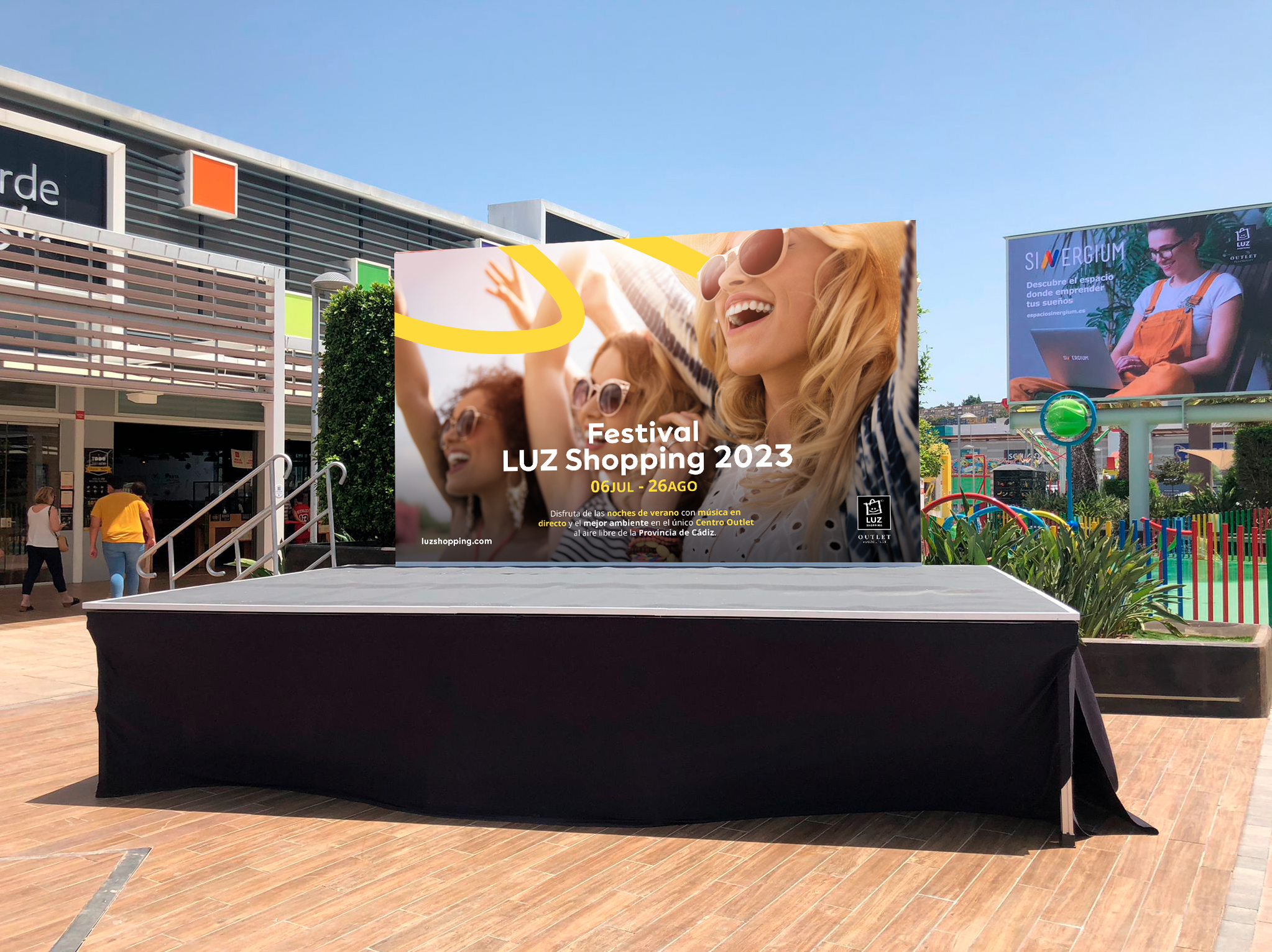 Escenario del festival de verano en el centro comercial Luz Shopping en Jerez. 
