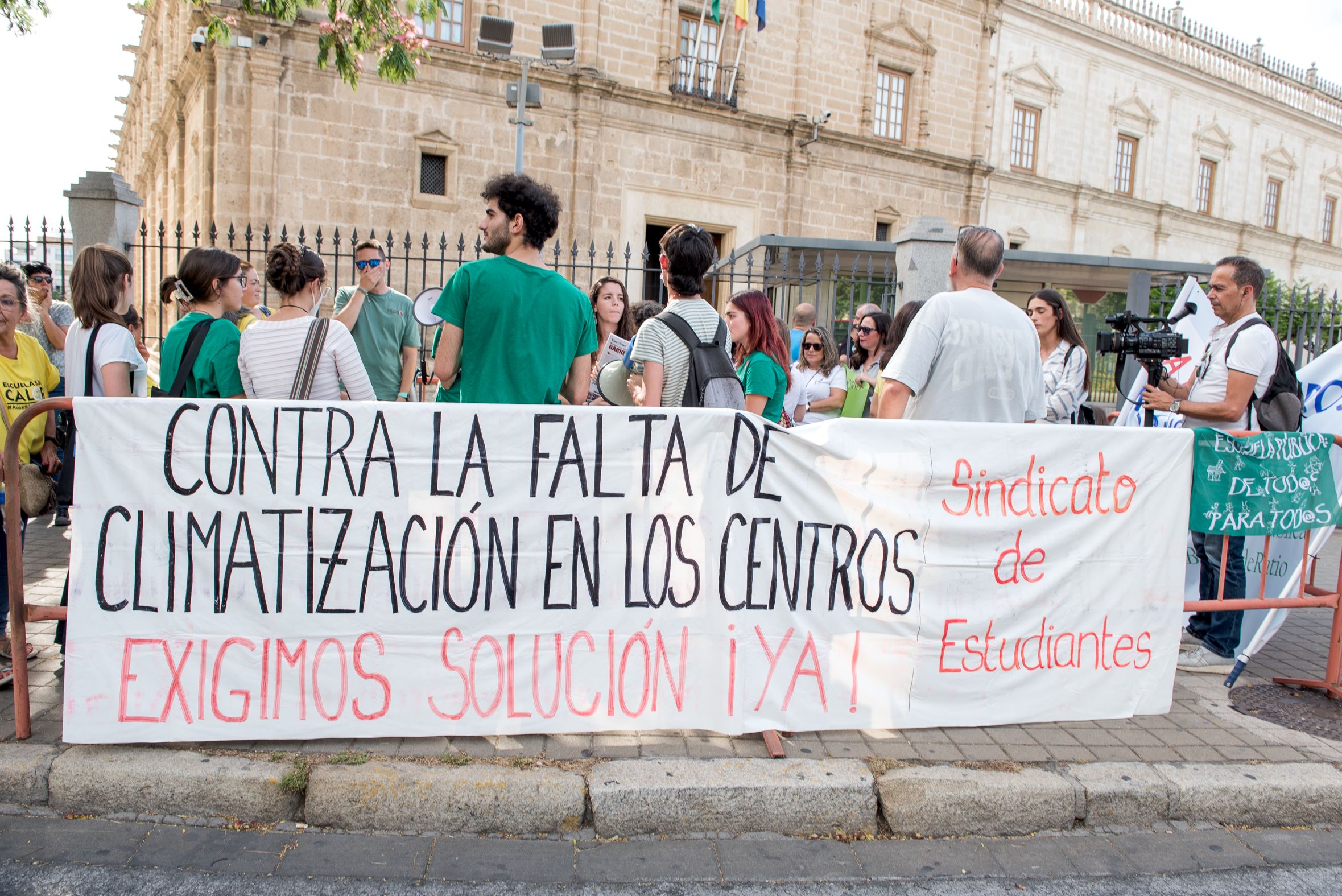 Pancarta de la concentración en Sevilla para que se cumpla la Ley de Bioclimatización en las aulas.