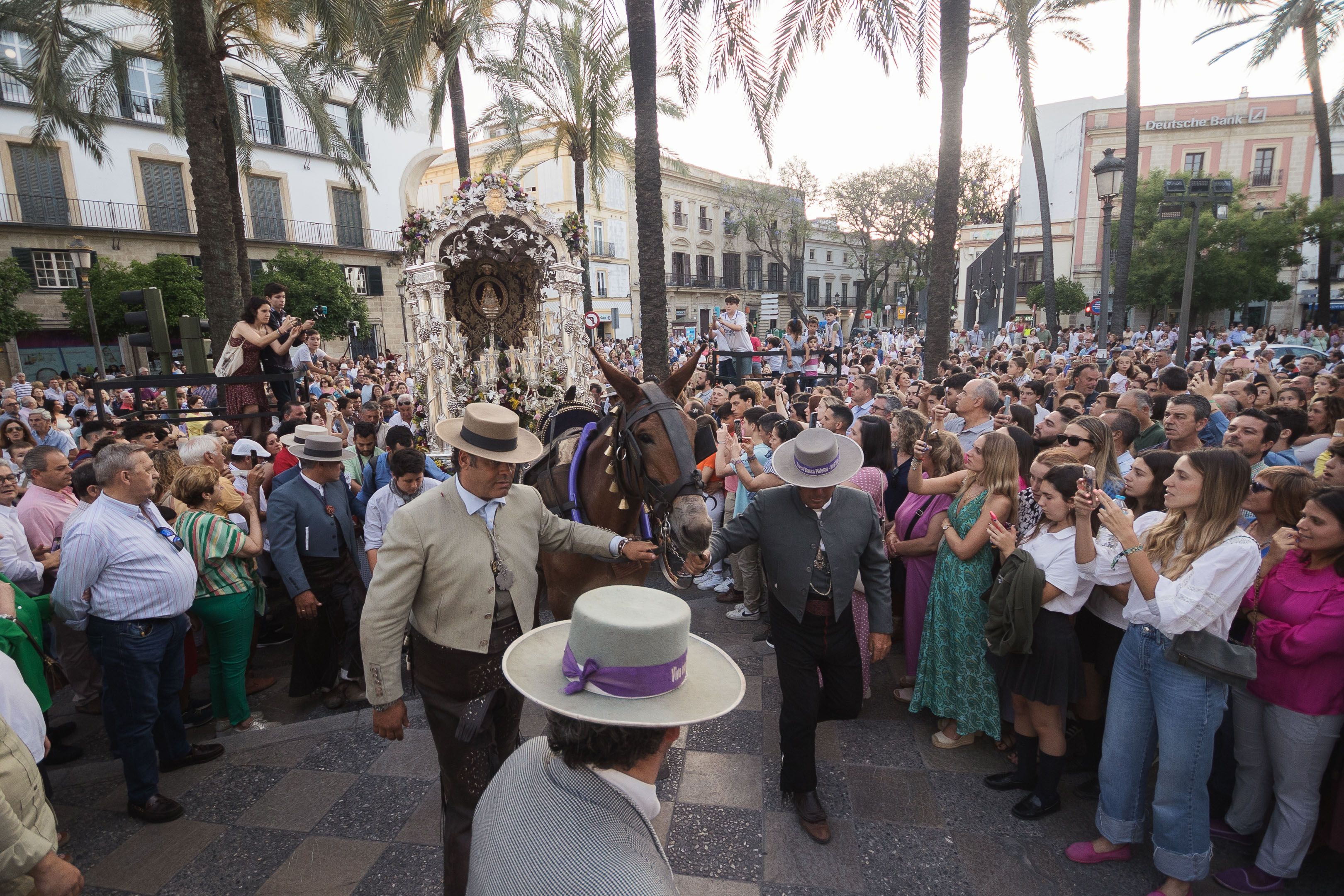 La carreta del simpecado llegando al templo dominico.