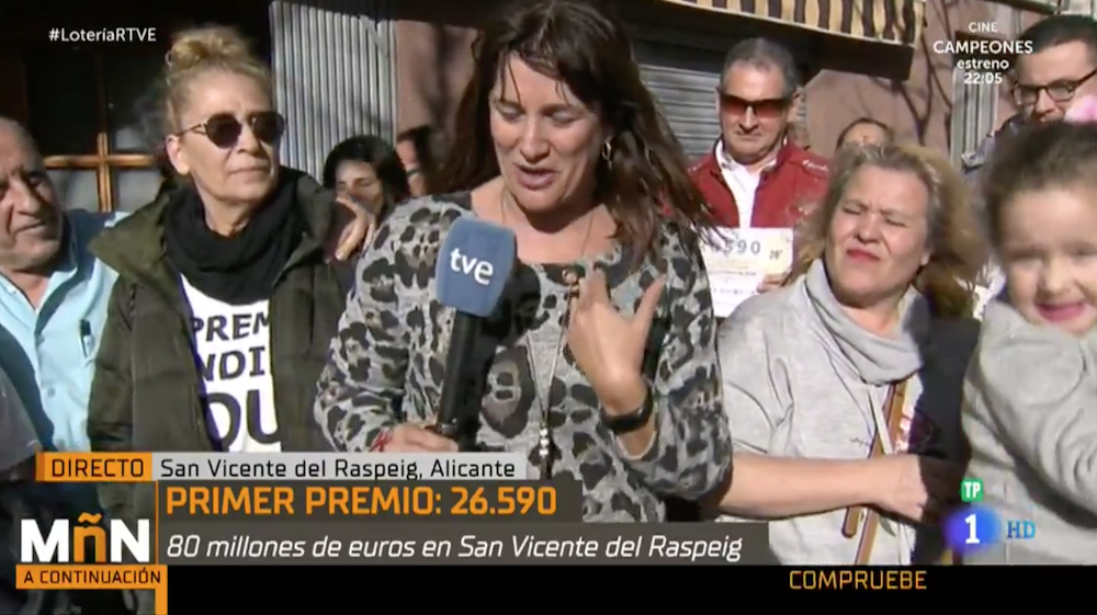 Natalia Escudero, reportera de TVE premiada con un "pellizco" del 'Gordo' de Navidad.